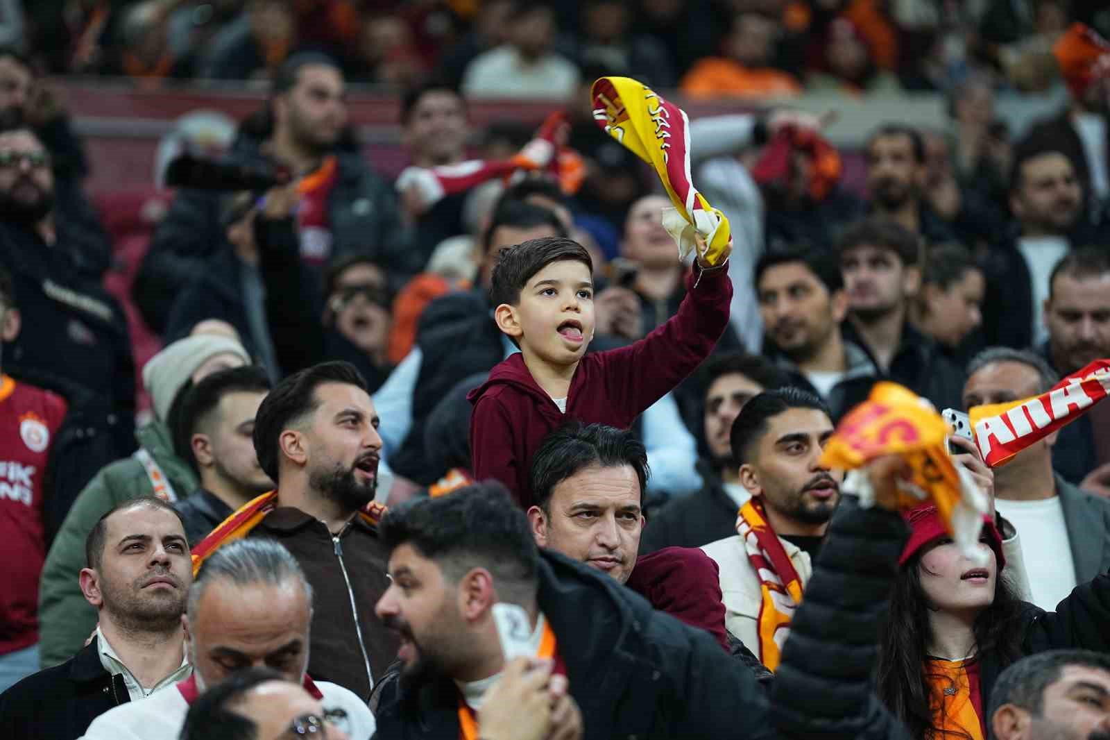 trendyol super lig galatasaray 1 eyupspor 0 mac devam ediyor 4 hMS8qfZy