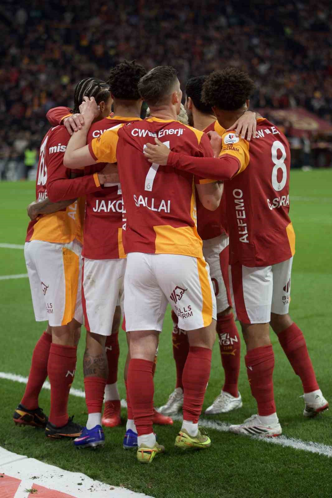 Trendyol Süper Lig: Galatasaray: 1 - Kocaelispor: 0 (İlk yarı) 26 trendyol super lig galatasaray 1 kocaelispor 0 ilk yari 22 5EhqyUzO