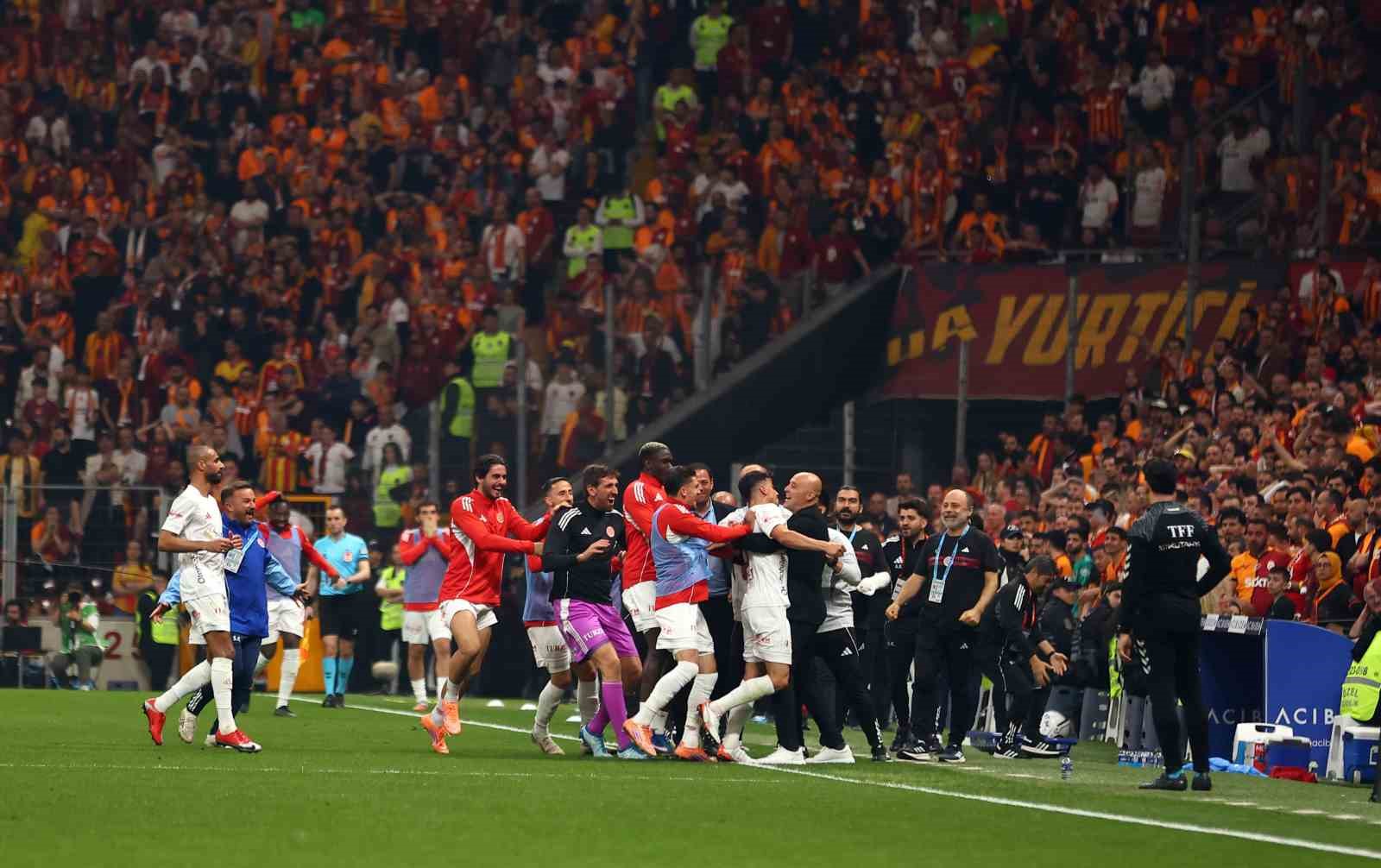 trendyol super lig galatasaray 4 antalyaspor 2 mac sonucu 14 8NNe2hJy
