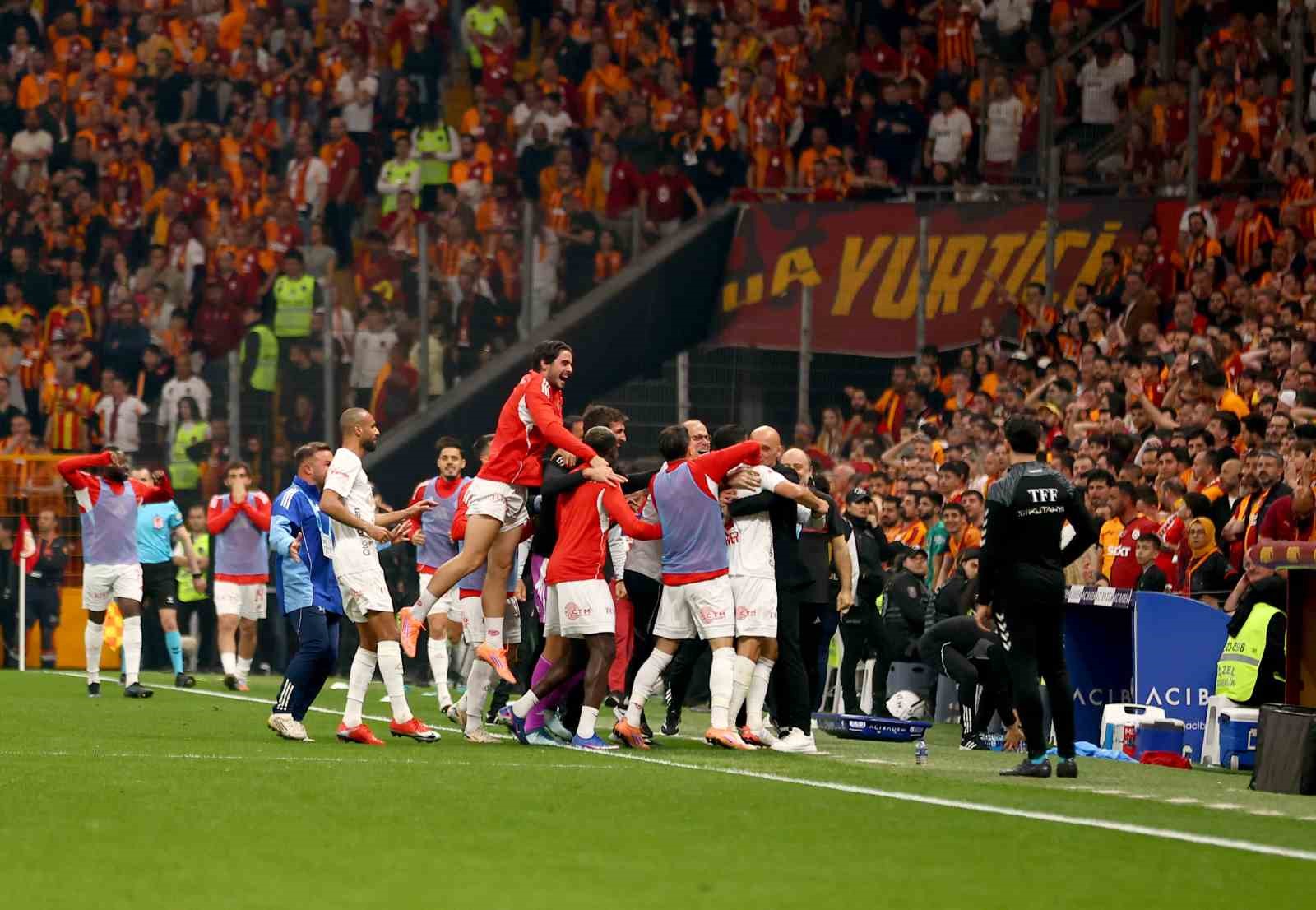trendyol super lig galatasaray 4 antalyaspor 2 mac sonucu 15 OKRP4g6u
