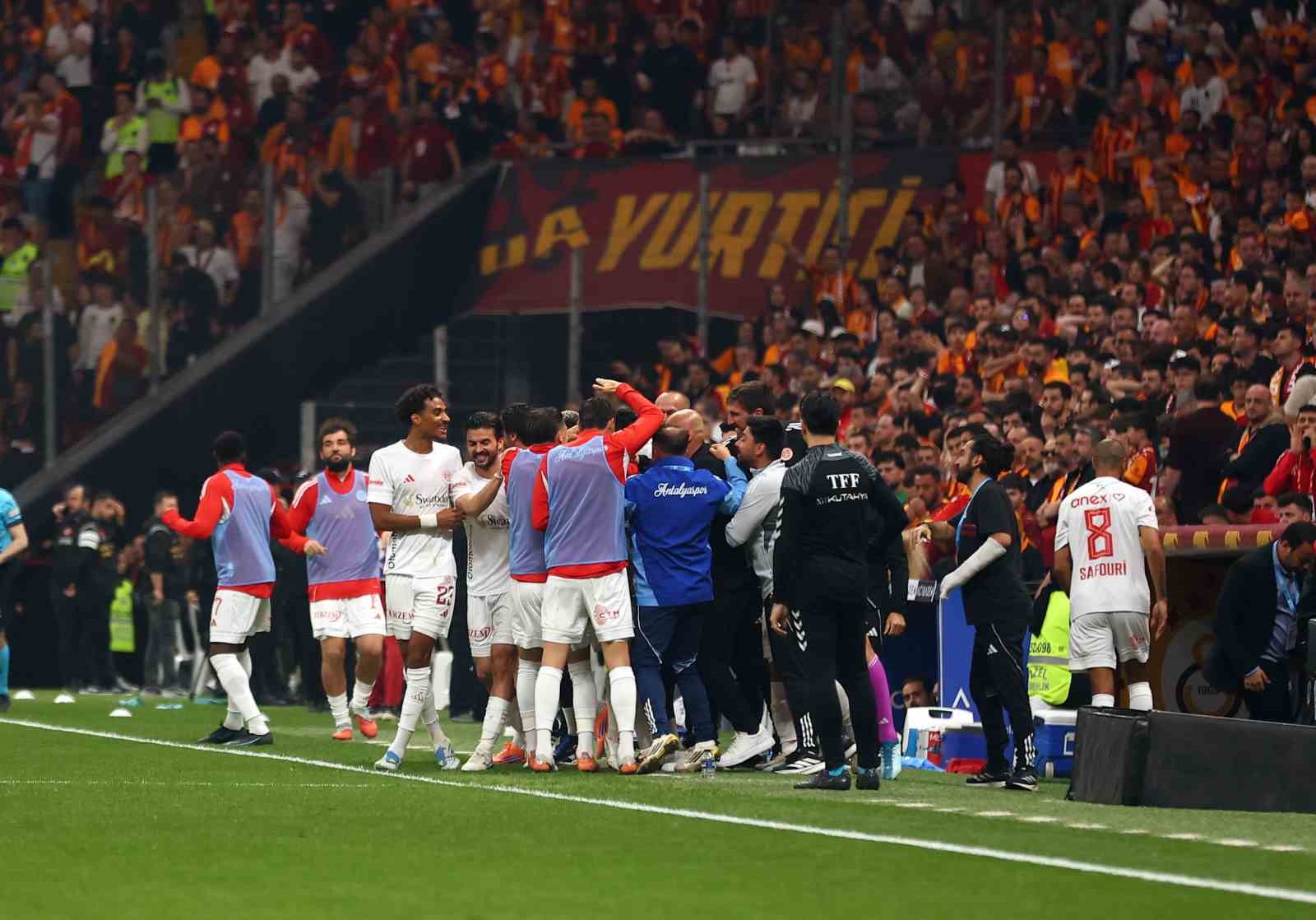 trendyol super lig galatasaray 4 antalyaspor 2 mac sonucu 16 46PcSFjO