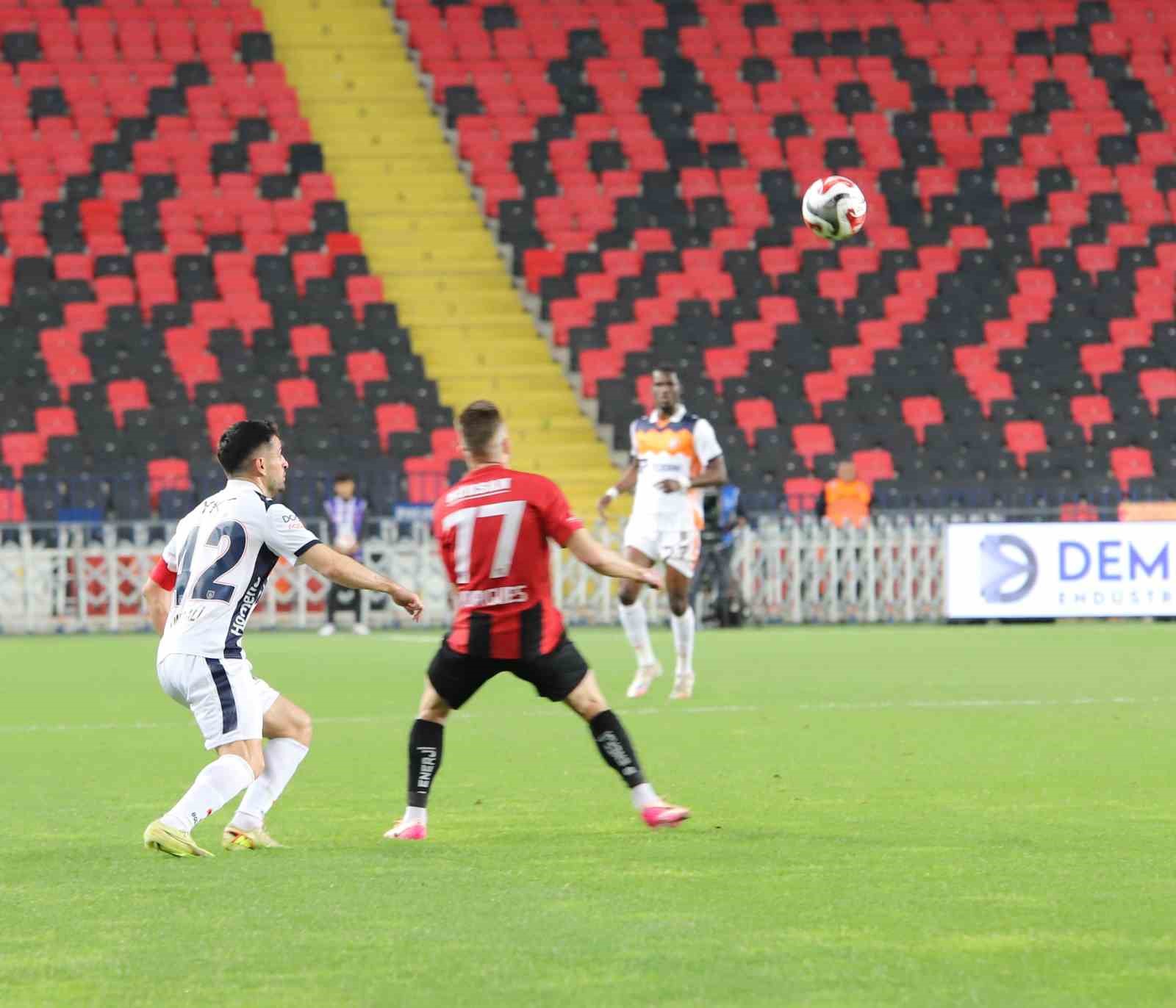 Trendyol Süper Lig: Gaziantep FK: 0 - Başakşehir: 2 (İlk yarı) 4 trendyol super lig gaziantep fk 0 basaksehir 2 ilk yari 0 NPnYnlyl