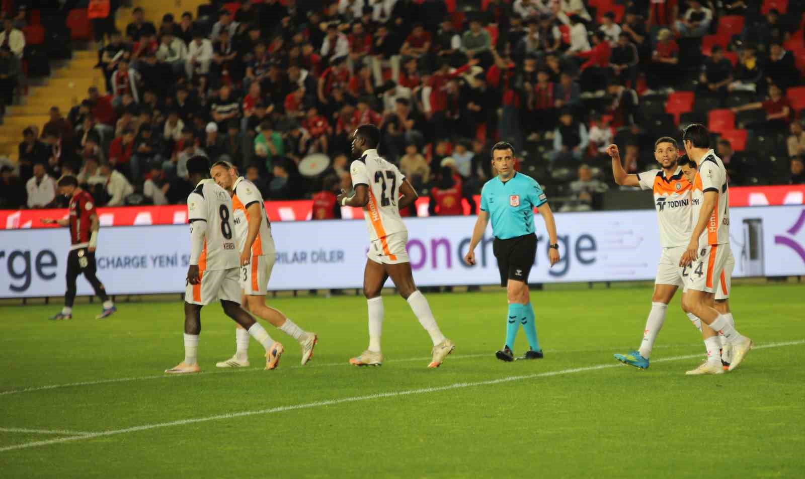 Trendyol Süper Lig: Gaziantep FK: 0 - Başakşehir: 2 (İlk yarı) 14 trendyol super lig gaziantep fk 0 basaksehir 2 ilk yari 10