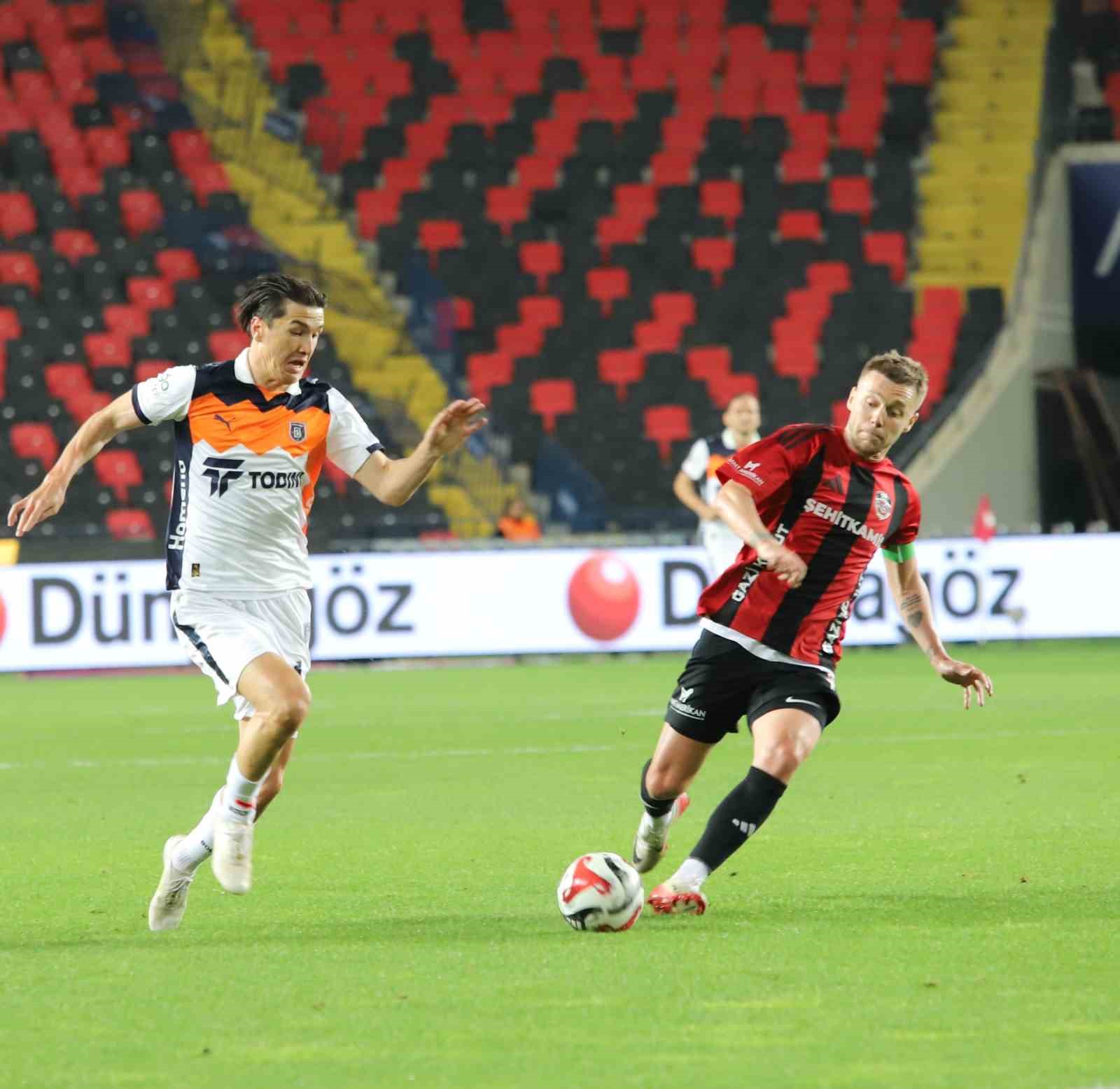 Trendyol Süper Lig: Gaziantep FK: 0 - Başakşehir: 2 (İlk yarı) 19 trendyol super lig gaziantep fk 0 basaksehir 2 ilk yari 15