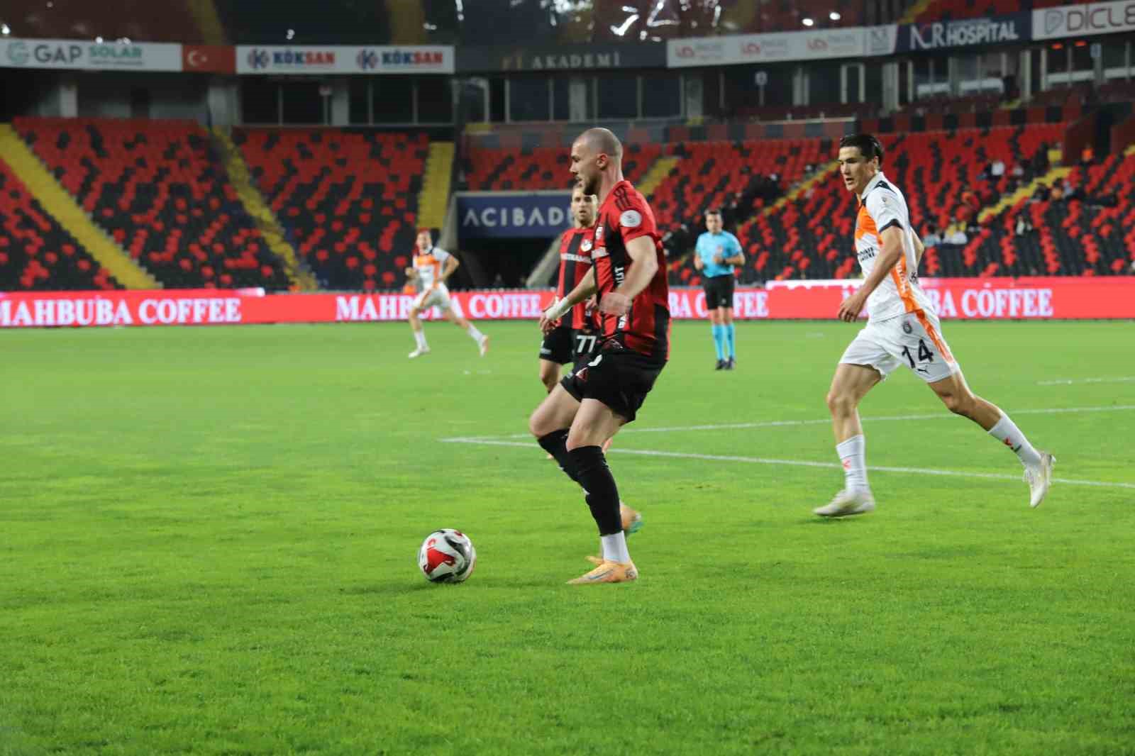 Trendyol Süper Lig: Gaziantep FK: 0 - Başakşehir: 2 (İlk yarı) 24 trendyol super lig gaziantep fk 0 basaksehir 2 ilk yari 20