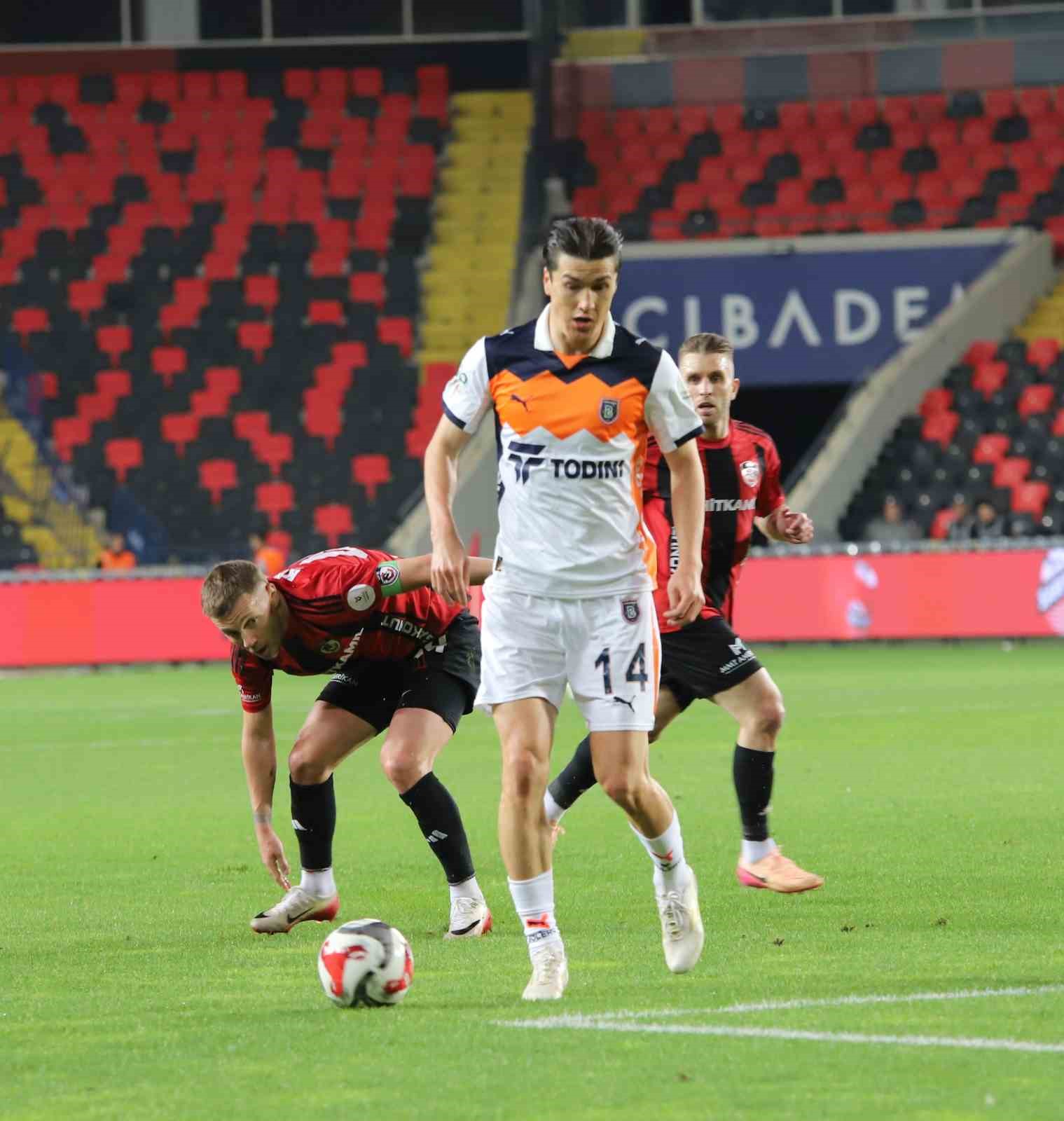 Trendyol Süper Lig: Gaziantep FK: 0 - Başakşehir: 2 (İlk yarı) 25 trendyol super lig gaziantep fk 0 basaksehir 2 ilk yari 21 TIwArL5L