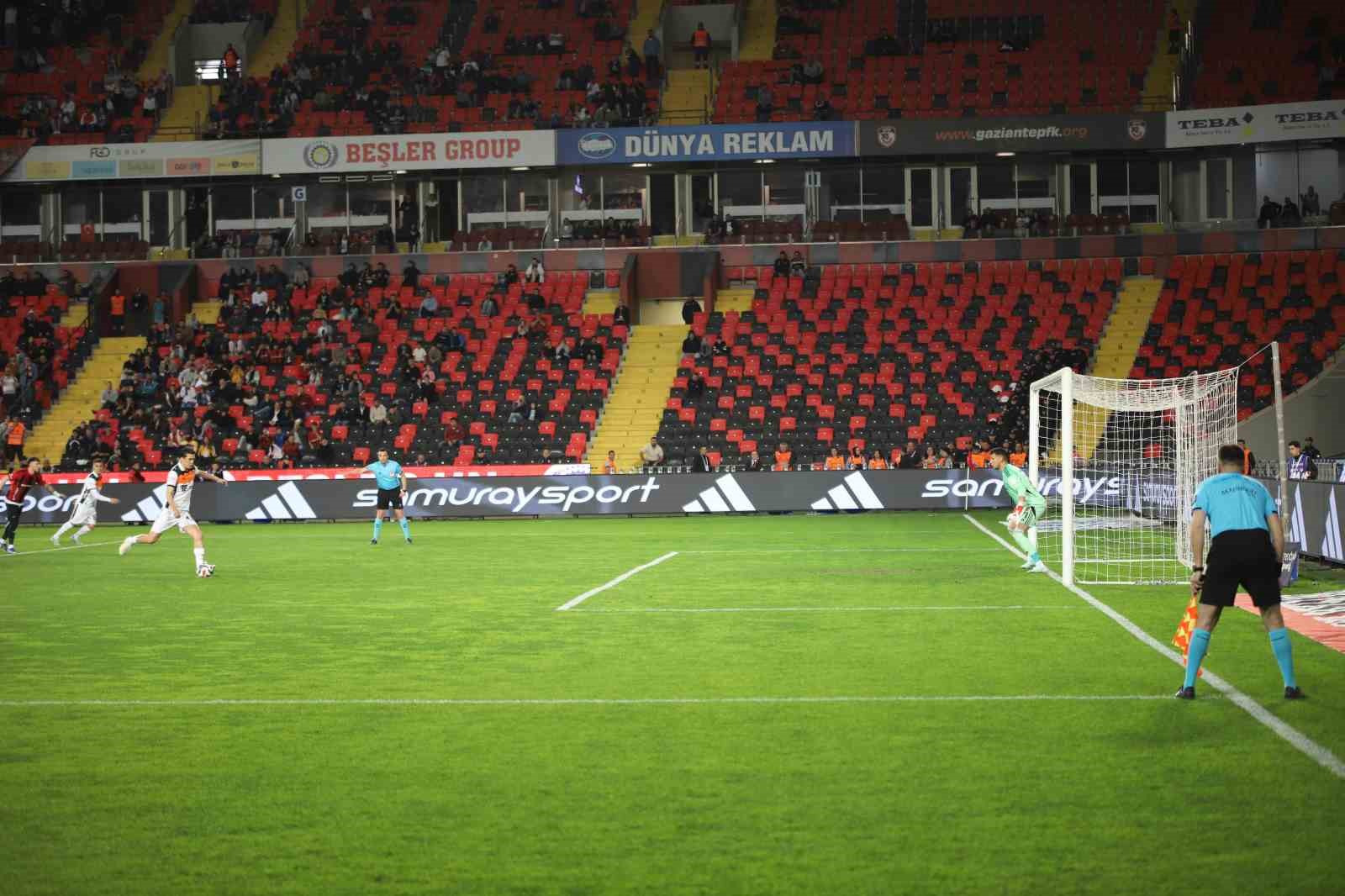 Trendyol Süper Lig: Gaziantep FK: 0 - Başakşehir: 2 (İlk yarı) 12 trendyol super lig gaziantep fk 0 basaksehir 2 ilk yari 8 WZiyLRaR