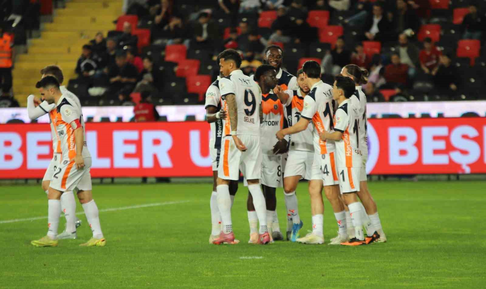 Trendyol Süper Lig: Gaziantep FK: 0 - Başakşehir: 2 (İlk yarı) 13 trendyol super lig gaziantep fk 0 basaksehir 2 ilk yari 9