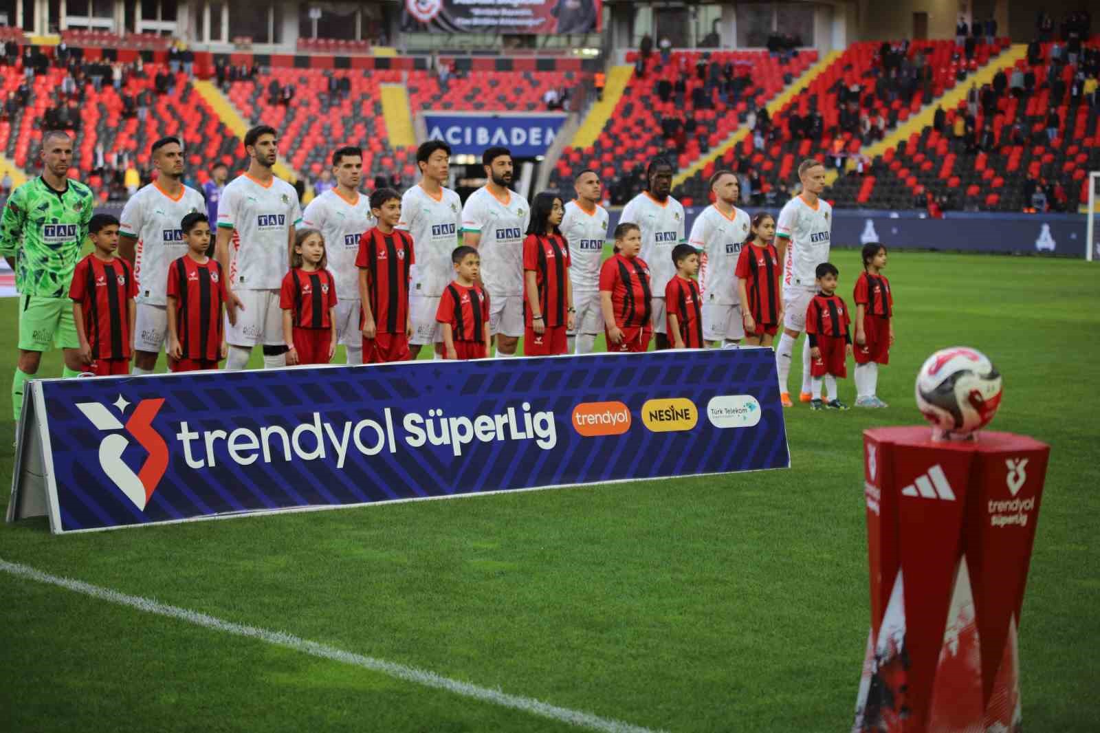 trendyol super lig gaziantep fk 0 corendon alanyaspor 0 mac devam ediyor 3 glFnJ8PB