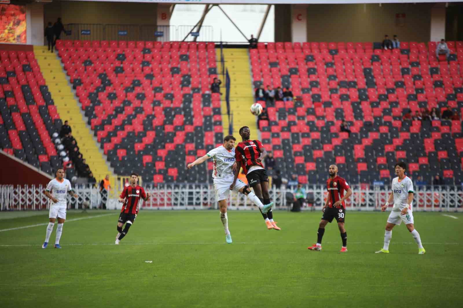 Trendyol Süper Lig: Gaziantep FK: 0 - Corendon Alanyaspor: 1 (İlk yarı) 15 trendyol super lig gaziantep fk 0 corendon alanyaspor 1 ilk yari 11