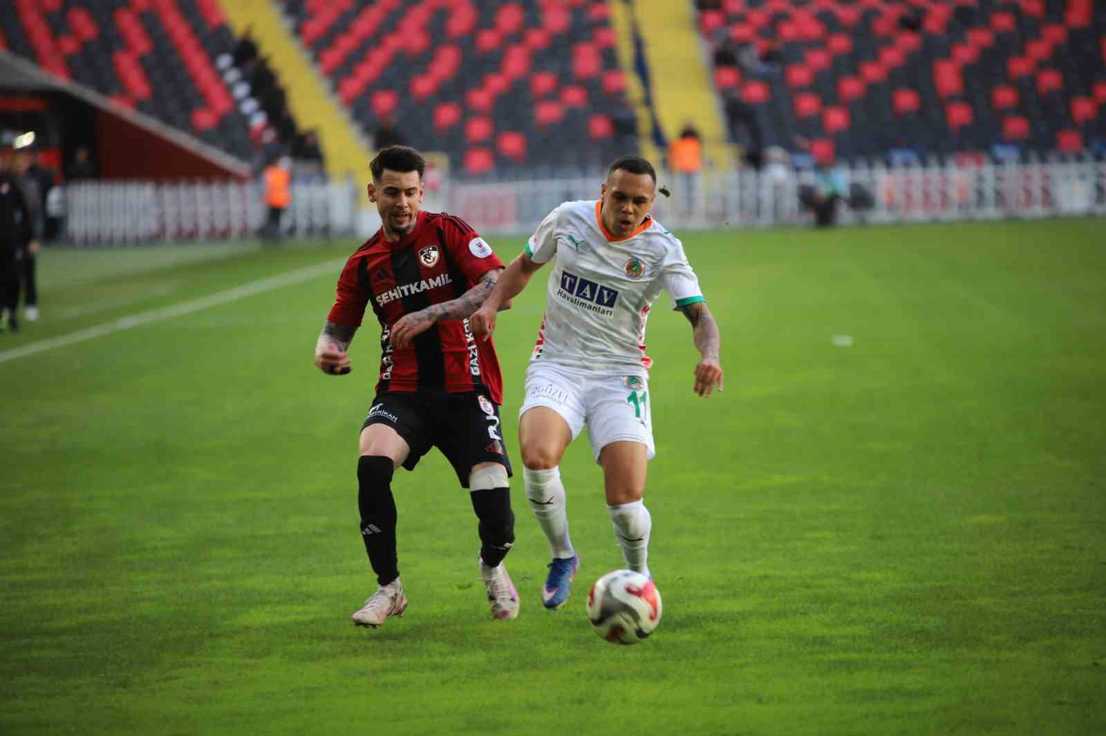 Trendyol Süper Lig: Gaziantep FK: 0 - Corendon Alanyaspor: 1 (İlk yarı) 19 trendyol super lig gaziantep fk 0 corendon alanyaspor 1 ilk yari 15 H2hyBNqr