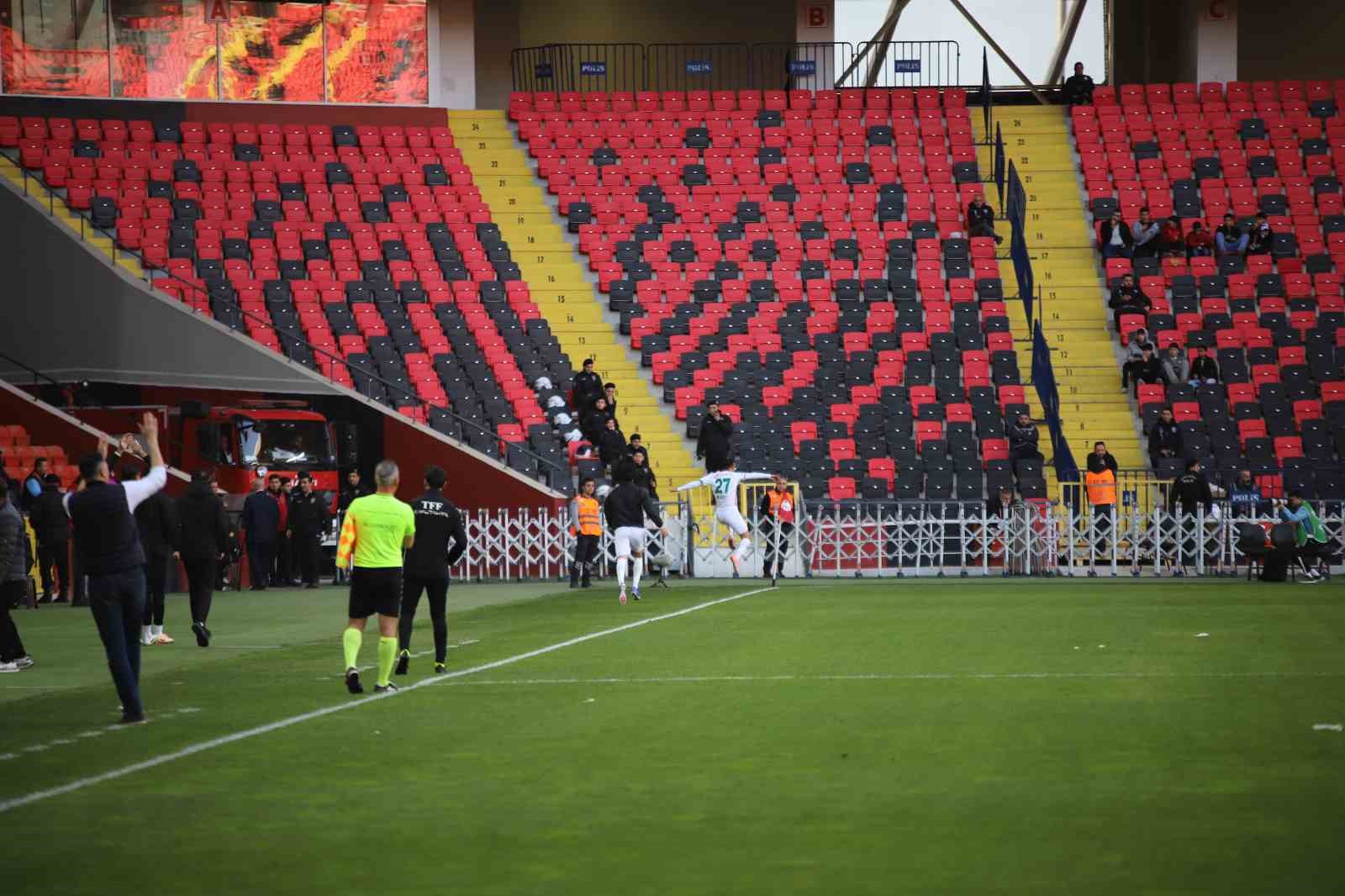Trendyol Süper Lig: Gaziantep FK: 0 - Corendon Alanyaspor: 1 (İlk yarı) 20 trendyol super lig gaziantep fk 0 corendon alanyaspor 1 ilk yari 16 jZ6u4XXf
