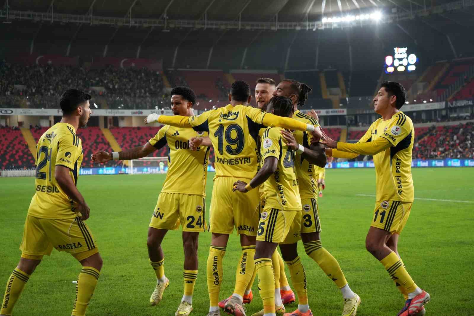 trendyol super lig gaziantep fk 0 fenerbahce 2 mac devam ediyor 15 BLB82n8y