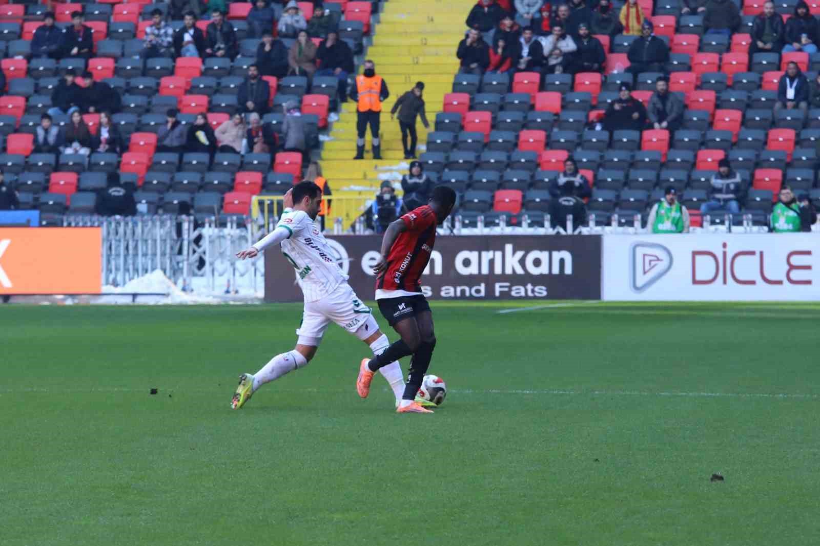 Trendyol Süper Lig: Gaziantep FK: 1 - Konyaspor: 0 (İlk yarı) 29 trendyol super lig gaziantep fk 1 konyaspor 0 ilk yari 25 BecuADha