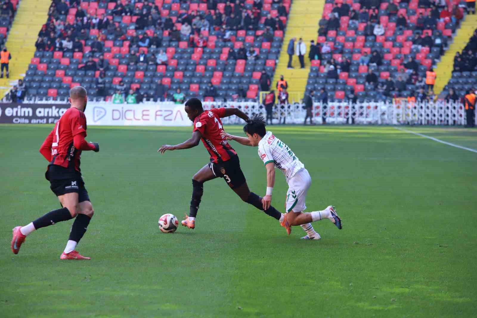 Trendyol Süper Lig: Gaziantep FK: 1 - Konyaspor: 0 (İlk yarı) 40 trendyol super lig gaziantep fk 1 konyaspor 0 ilk yari 36 ZY9Xe3nL