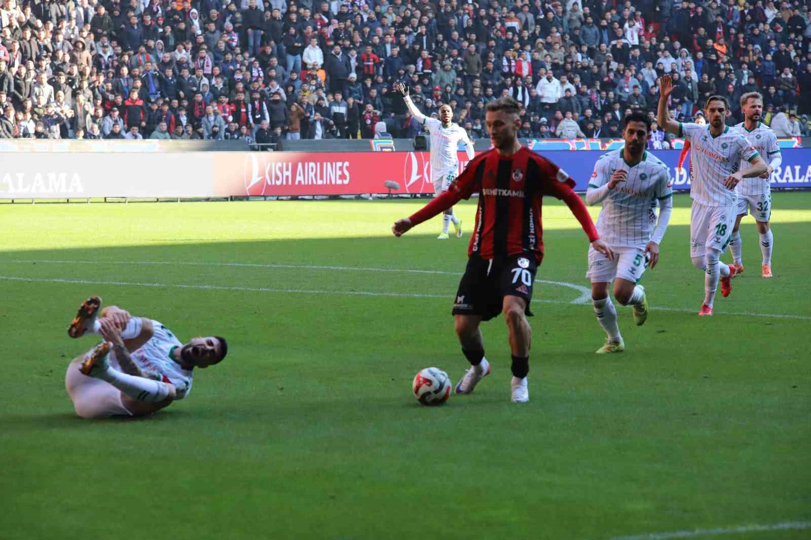 Trendyol Süper Lig: Gaziantep FK: 1 - Konyaspor: 0 (İlk yarı) 55 trendyol super lig gaziantep fk 1 konyaspor 0 ilk yari 51 gV994Zj8
