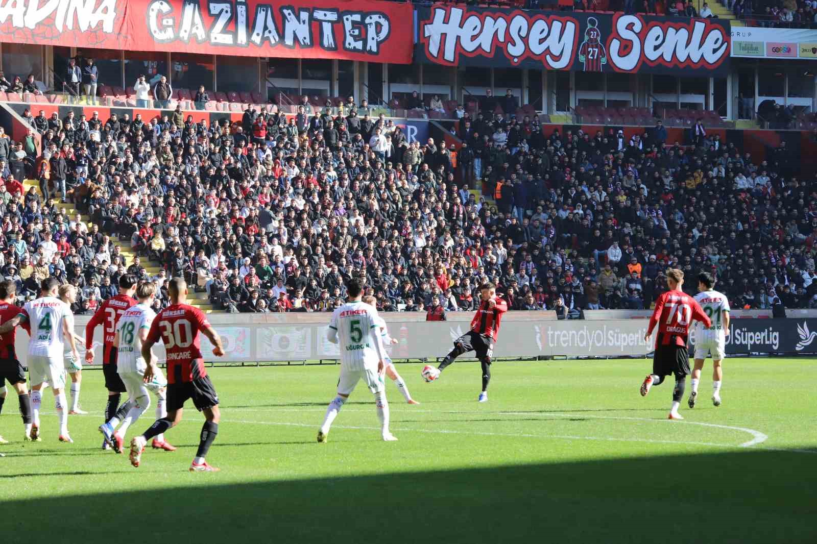 Trendyol Süper Lig: Gaziantep FK: 1 - Konyaspor: 0 (İlk yarı) 12 trendyol super lig gaziantep fk 1 konyaspor 0 ilk yari 8 klD1f4qV