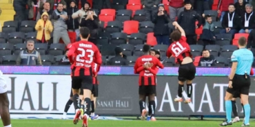 trendyol-super-lig-gaziantep-fk-1-trabzonspor-2-ilk-yari-G59CBZH5.jpg