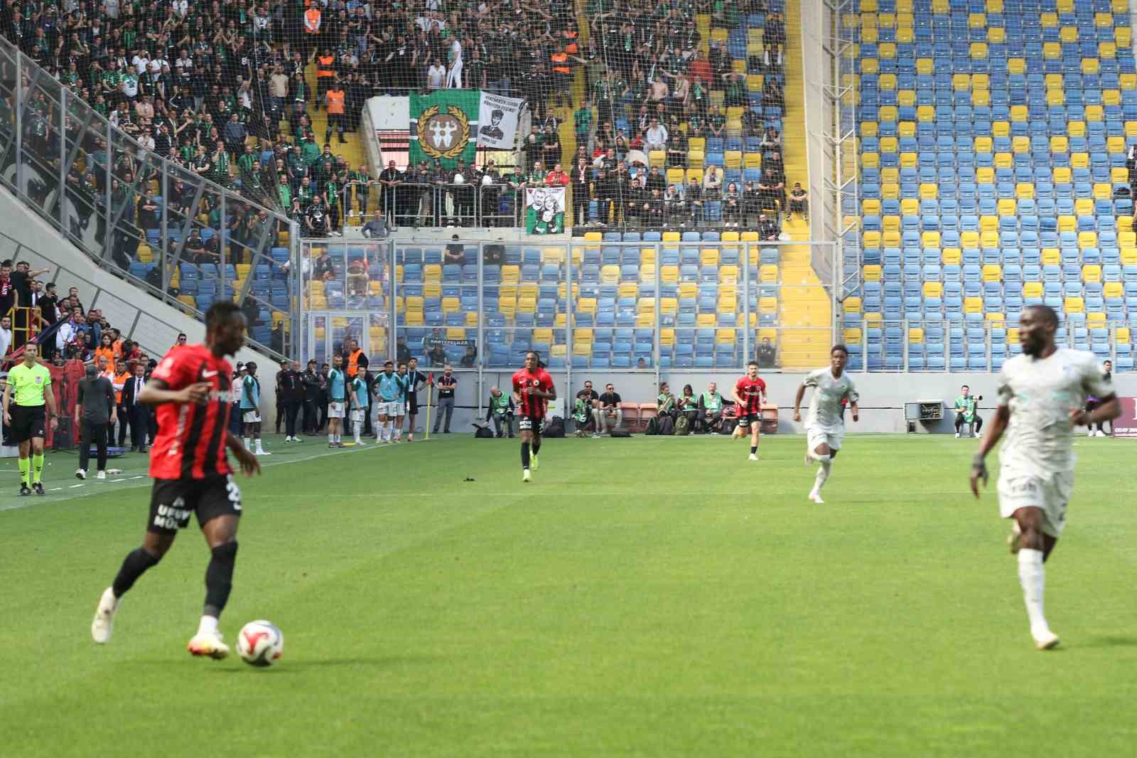 Trendyol Süper Lig: Gençlerbirliği: 1 - Kocaelispor: 0 (İlk yarı) 14 trendyol super lig genclerbirligi 1 kocaelispor 0 ilk yari 10 EAnOD3Ml
