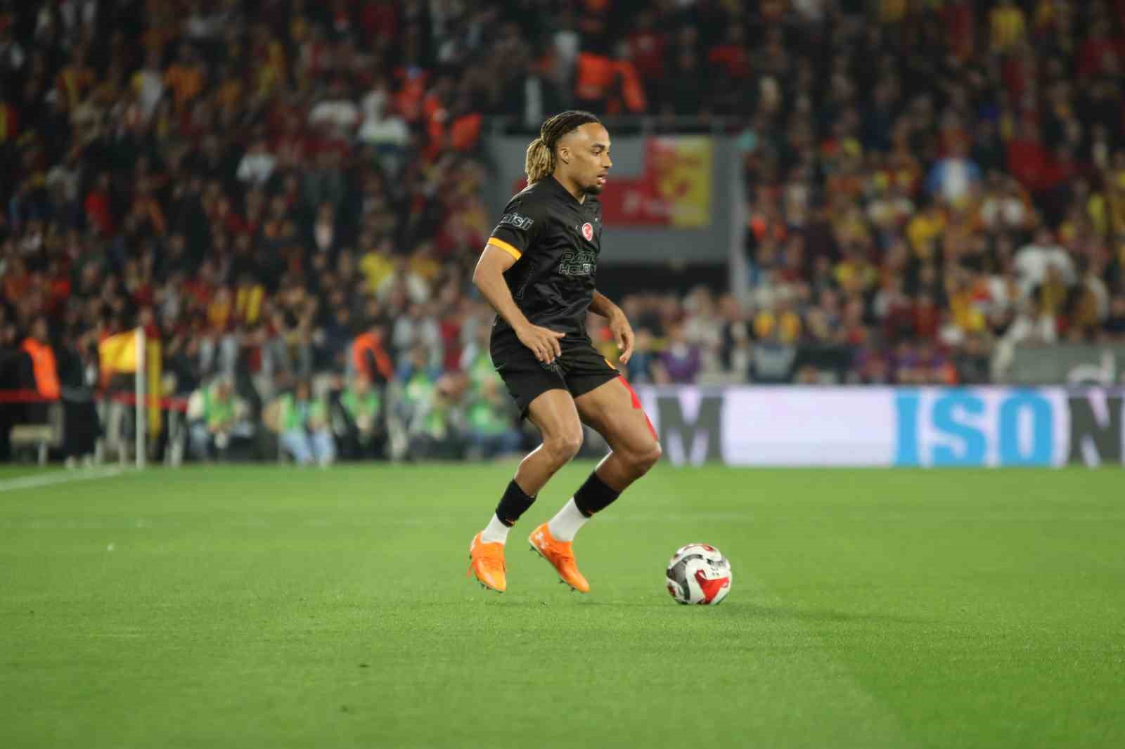 trendyol super lig goztepe 0 galatasaray 1 mac devam ediyor 10 vlAlZMI3