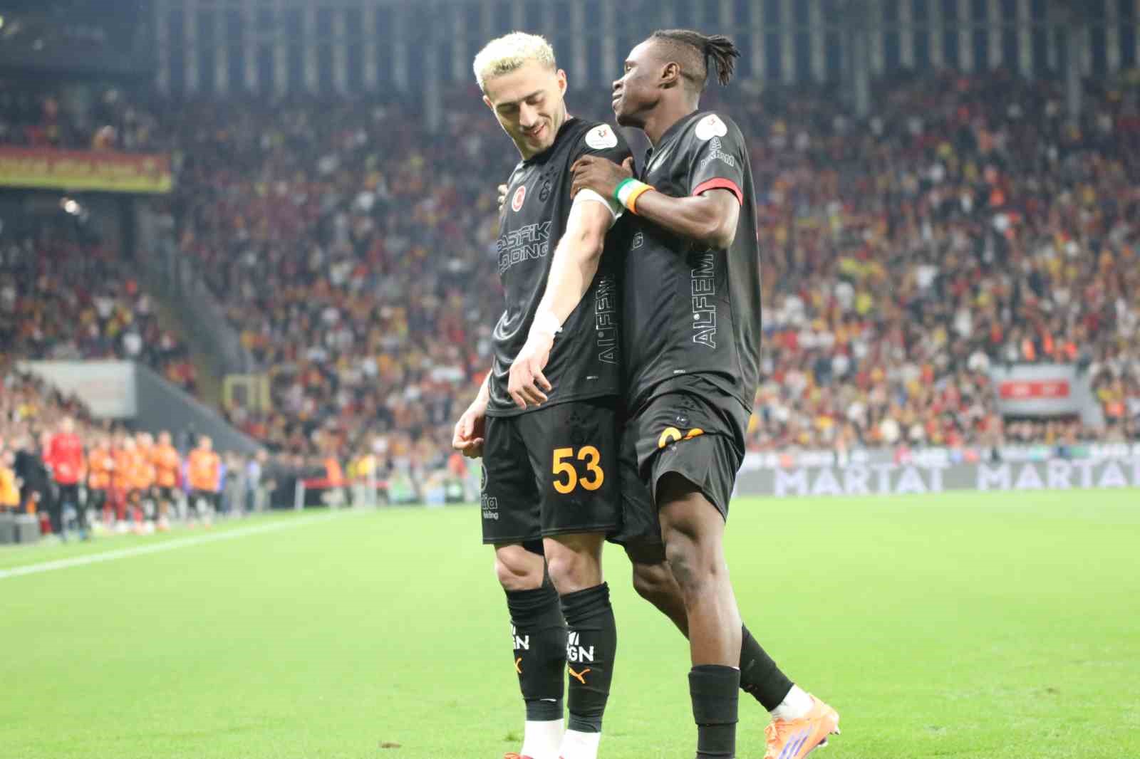 trendyol super lig goztepe 0 galatasaray 1 mac devam ediyor 19 DEFGwJHF
