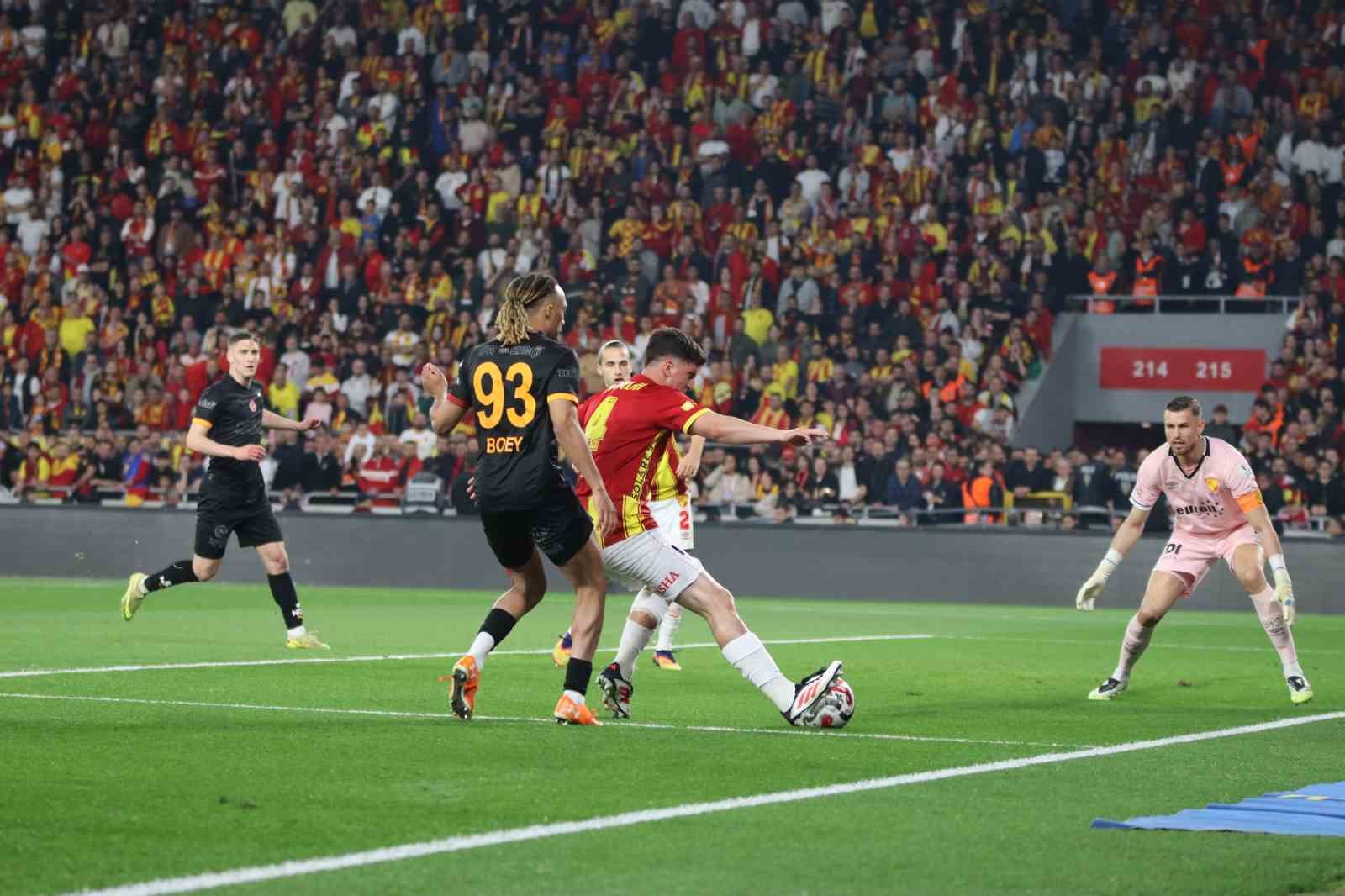 trendyol super lig goztepe 0 galatasaray 1 mac devam ediyor 26 OygjuOJ5