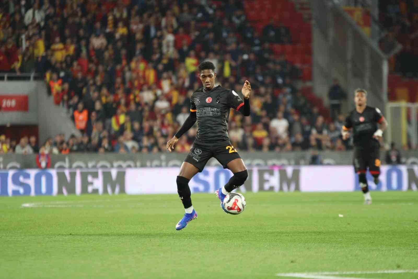 trendyol super lig goztepe 0 galatasaray 1 mac devam ediyor 9 7X9RKiy1