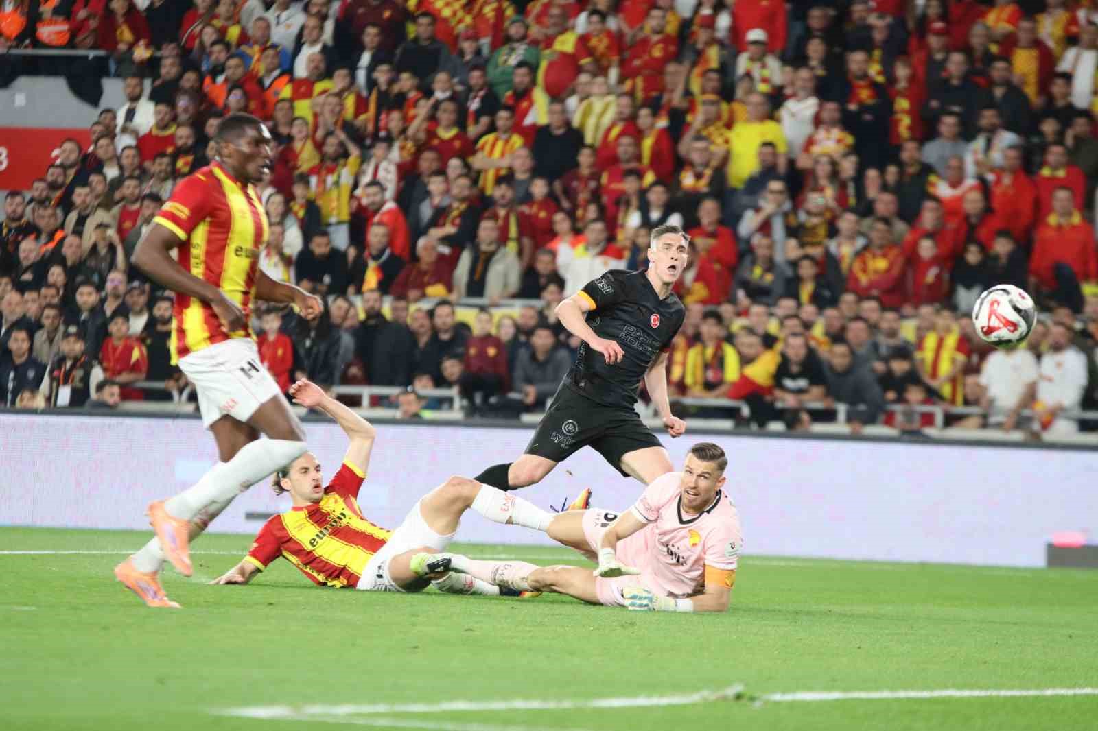 trendyol super lig goztepe 0 galatasaray 2 ilk yari 11 Dl18Zc9J