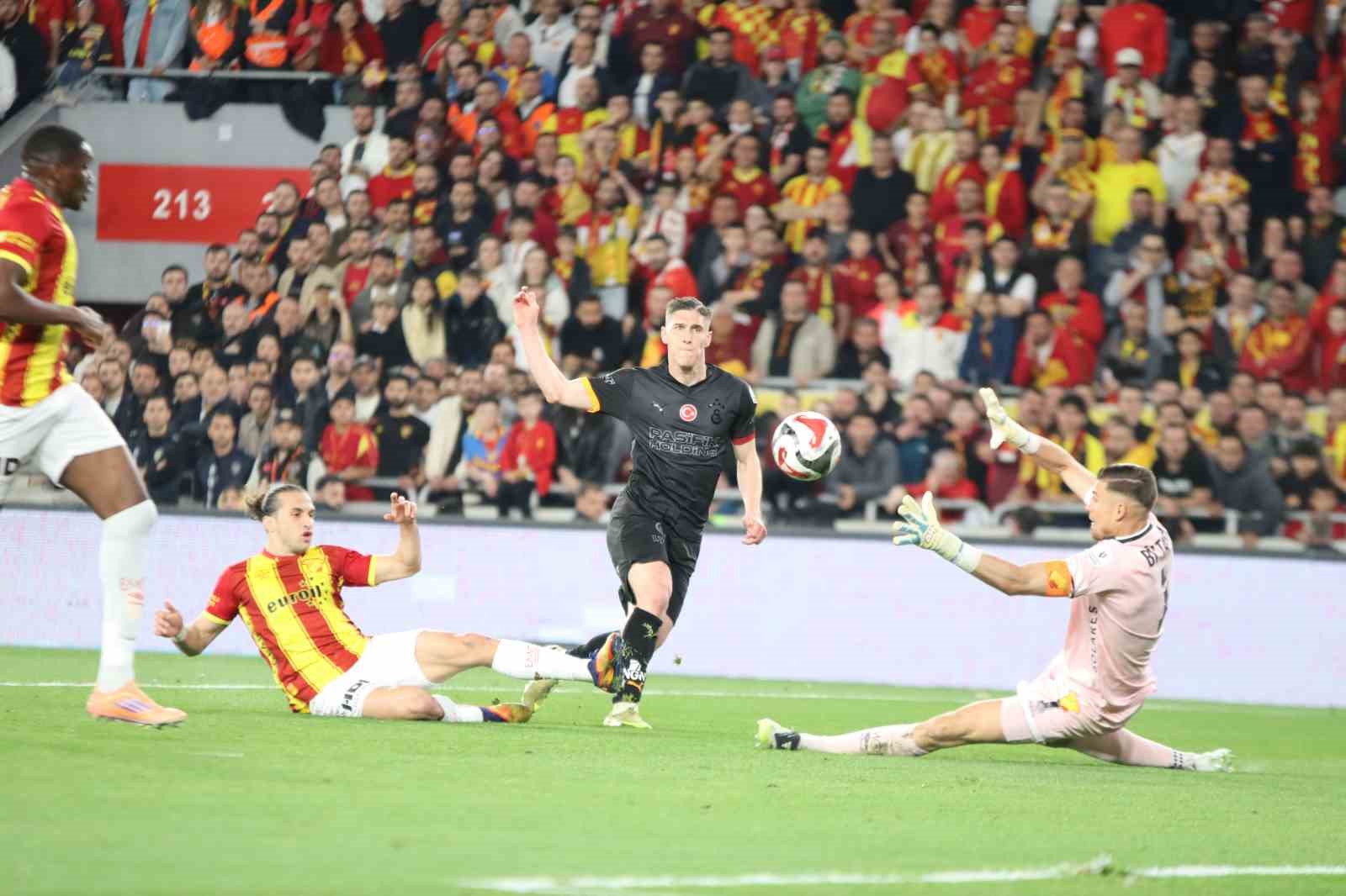 trendyol super lig goztepe 0 galatasaray 2 ilk yari 4 YwgFsuBN