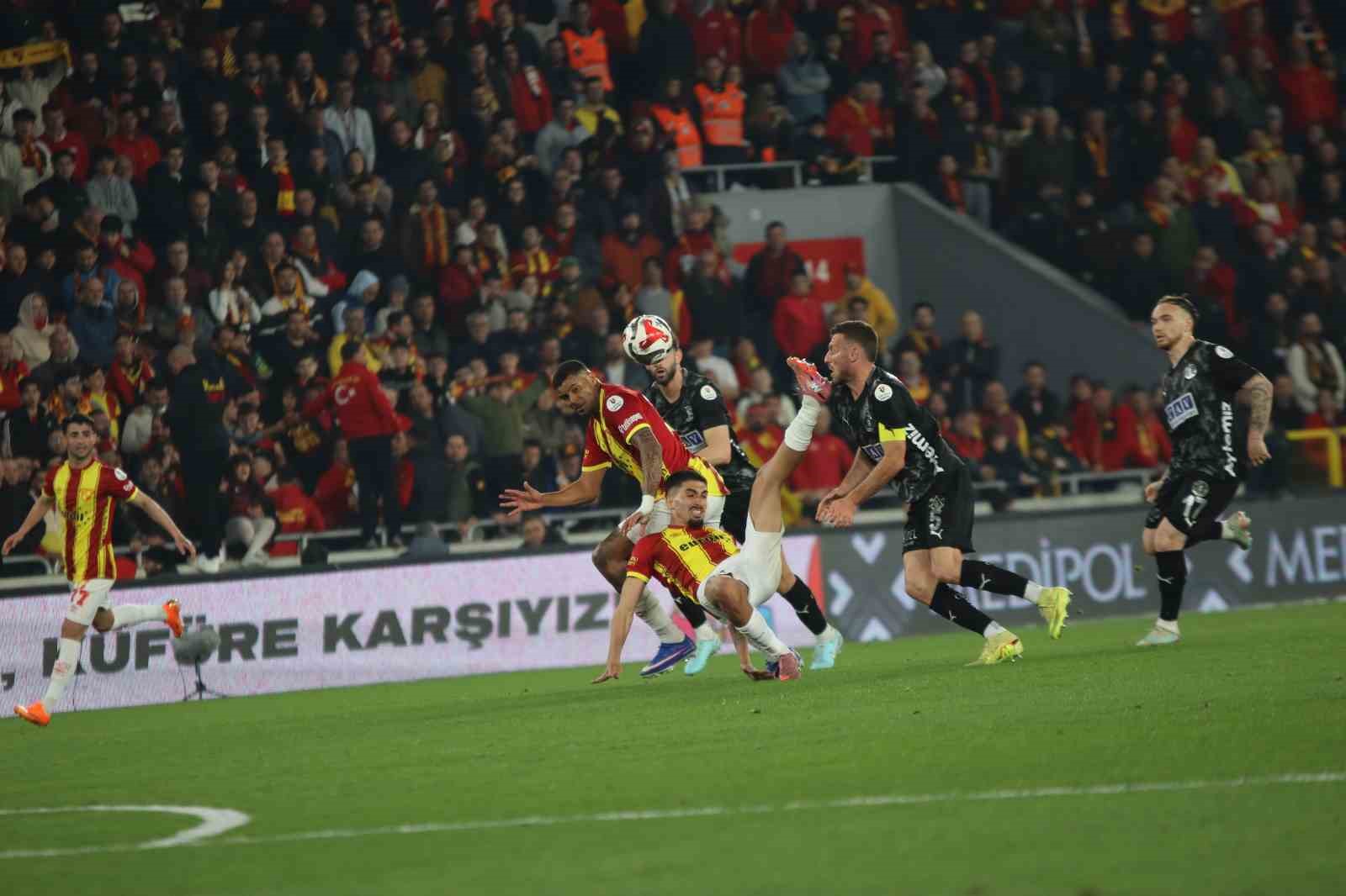Trendyol Süper Lig: Göztepe: 1 - Alanyaspor: 1 (İlk yarı) 25 trendyol super lig goztepe 1 alanyaspor 1 ilk yari 21 QGkFnI1O