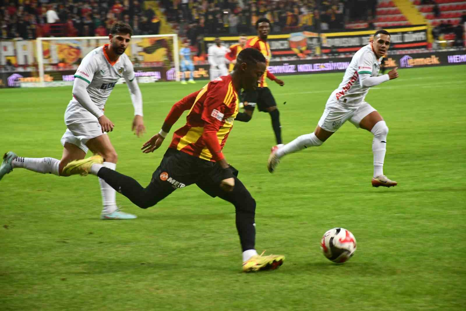 Trendyol Süper Lig: Kayserispor: 0 - Alanyaspor: 0 (İlk yarı) 11 trendyol super lig kayserispor 0 alanyaspor 0 ilk yari 7 vkmINL4s