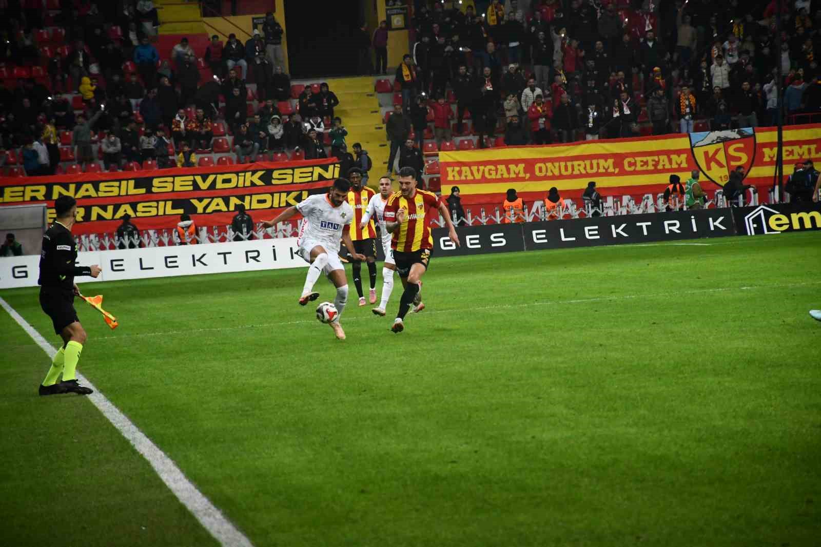 Trendyol Süper Lig: Kayserispor: 0 - Alanyaspor: 0 (İlk yarı) 13 trendyol super lig kayserispor 0 alanyaspor 0 ilk yari 9 Gy6KjMP6