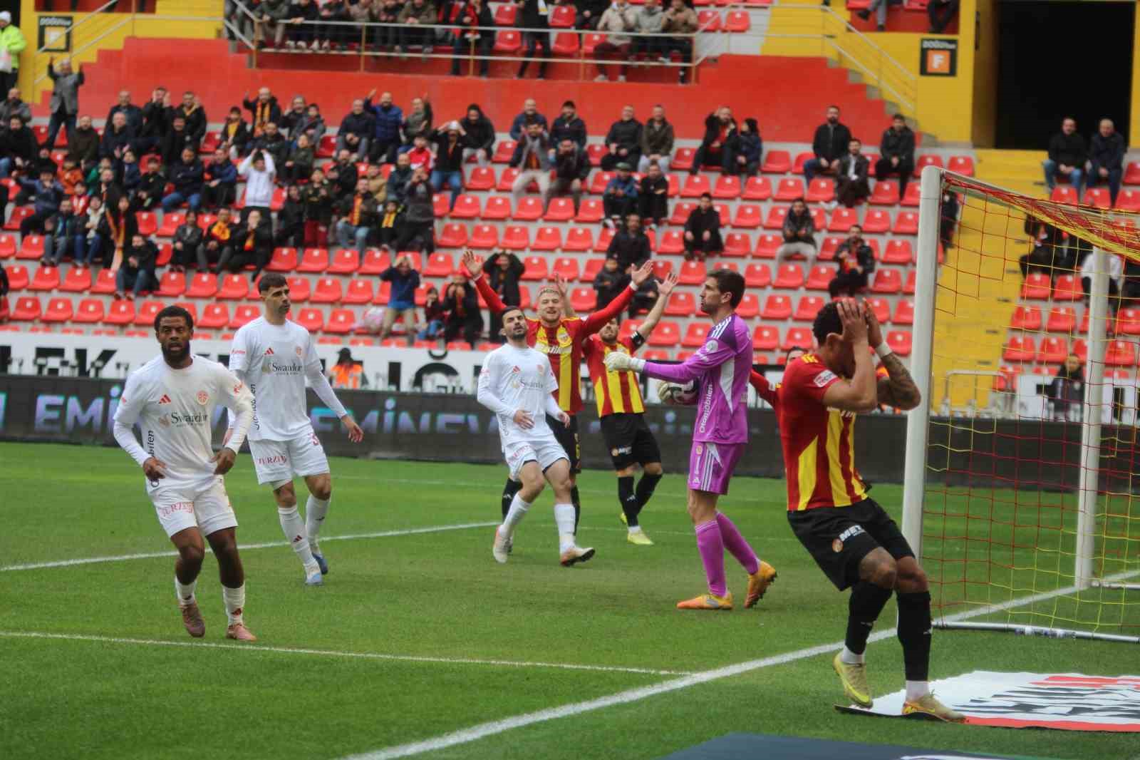 Trendyol Süper Lig: Kayserispor: 0 - Antalyaspor: 0 (Maç devam ediyor) 6 trendyol super lig kayserispor 0 antalyaspor 0 mac devam ediyor 2 NRbyHrm9