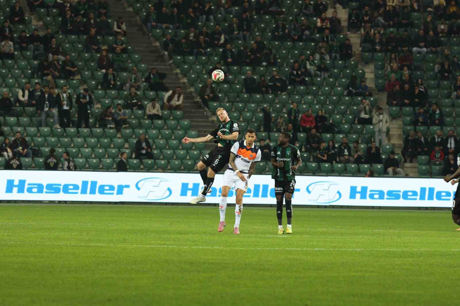 trendyol super lig kocaelispor 0 basaksehir 0 mac devam ediyor 11 vRY731LU