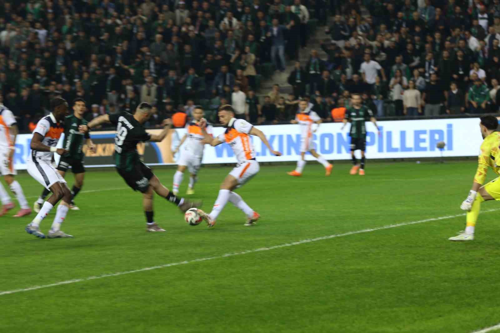 trendyol super lig kocaelispor 0 basaksehir 0 mac devam ediyor 2 YBU1lSfu