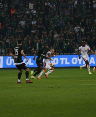 trendyol-super-lig-kocaelispor-1-galatasaray-0-ilk-yari-WpQiRta5.jpg