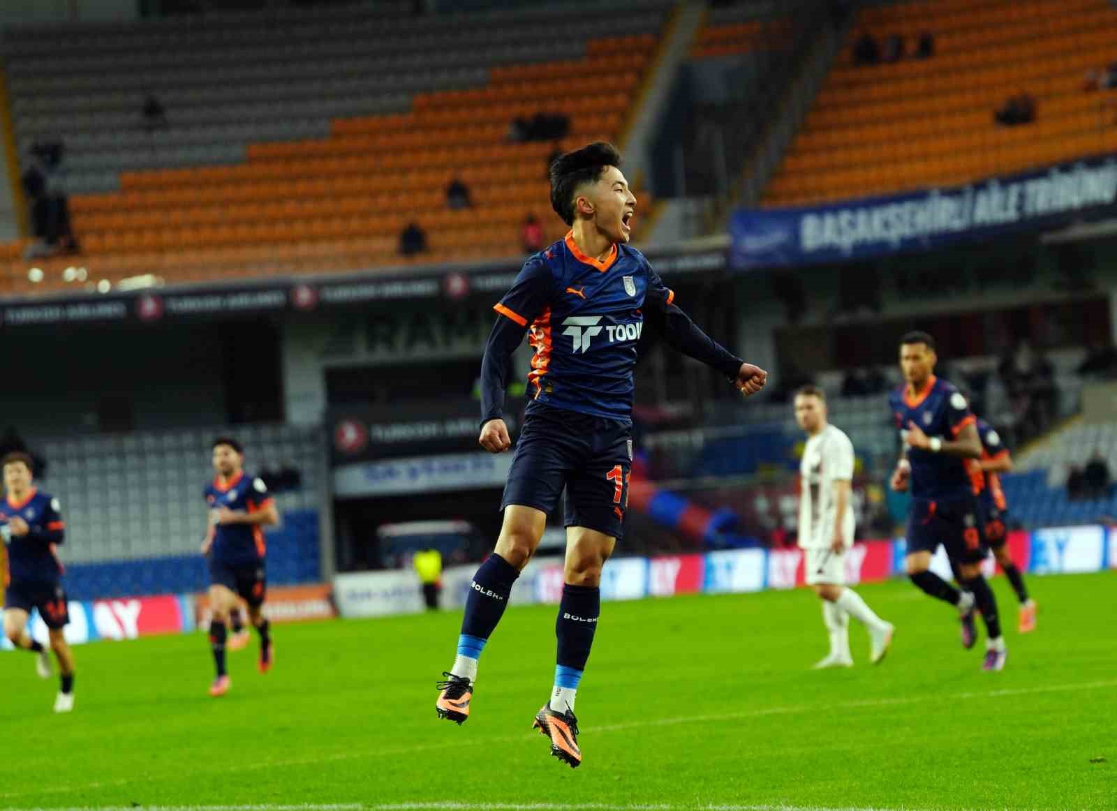 trendyol super lig rams basaksehir 2 gaziantep fk 1 ilk yari 8 TP4Z655W