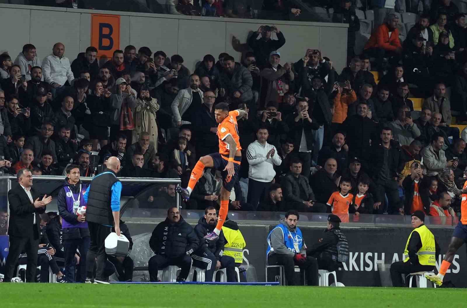 trendyol super lig rams basaksehir 2 trabzonspor 1 ilk yari 1 WFGq9CPX