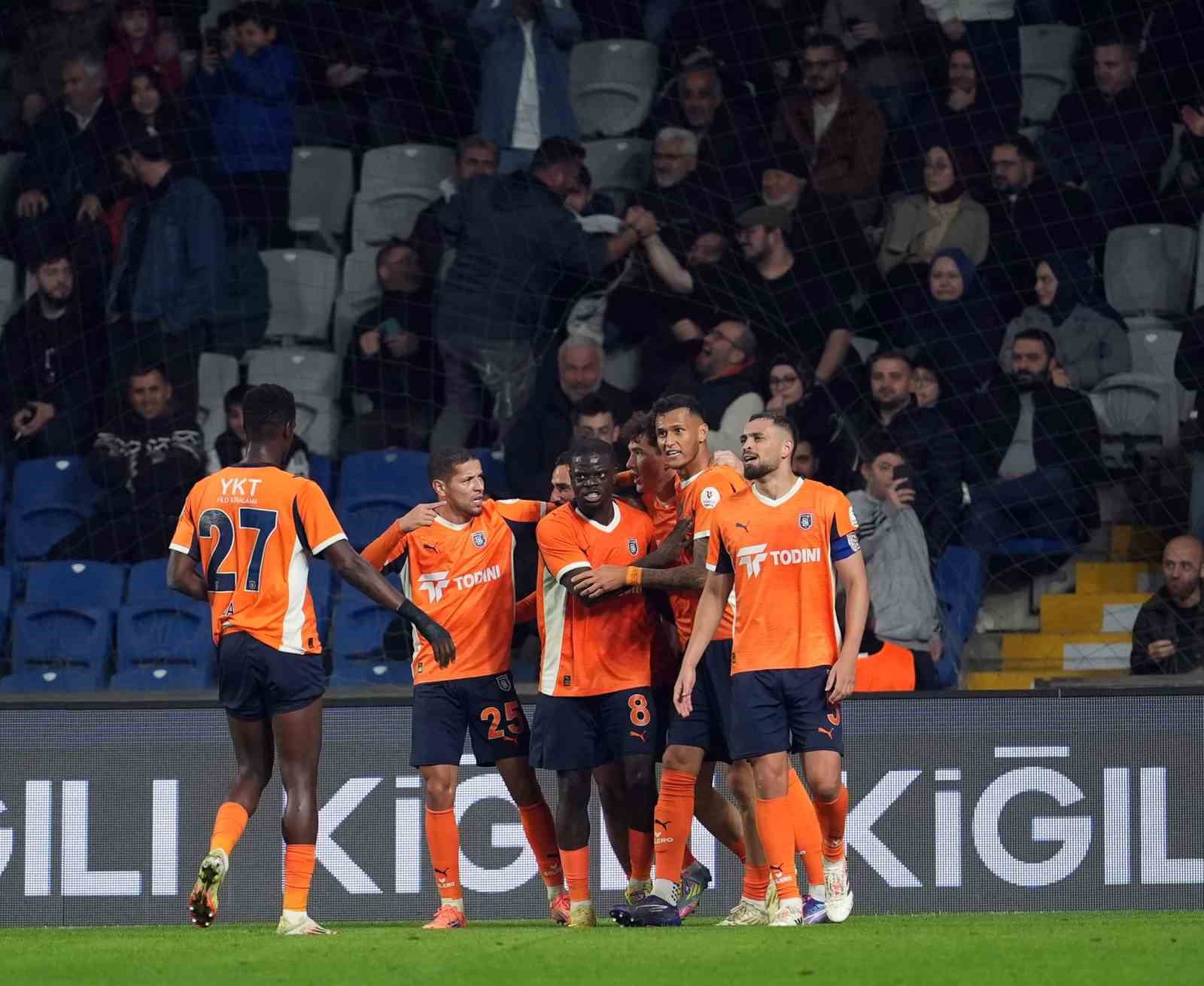 trendyol super lig rams basaksehir 2 trabzonspor 1 ilk yari 17 FGELNFnV