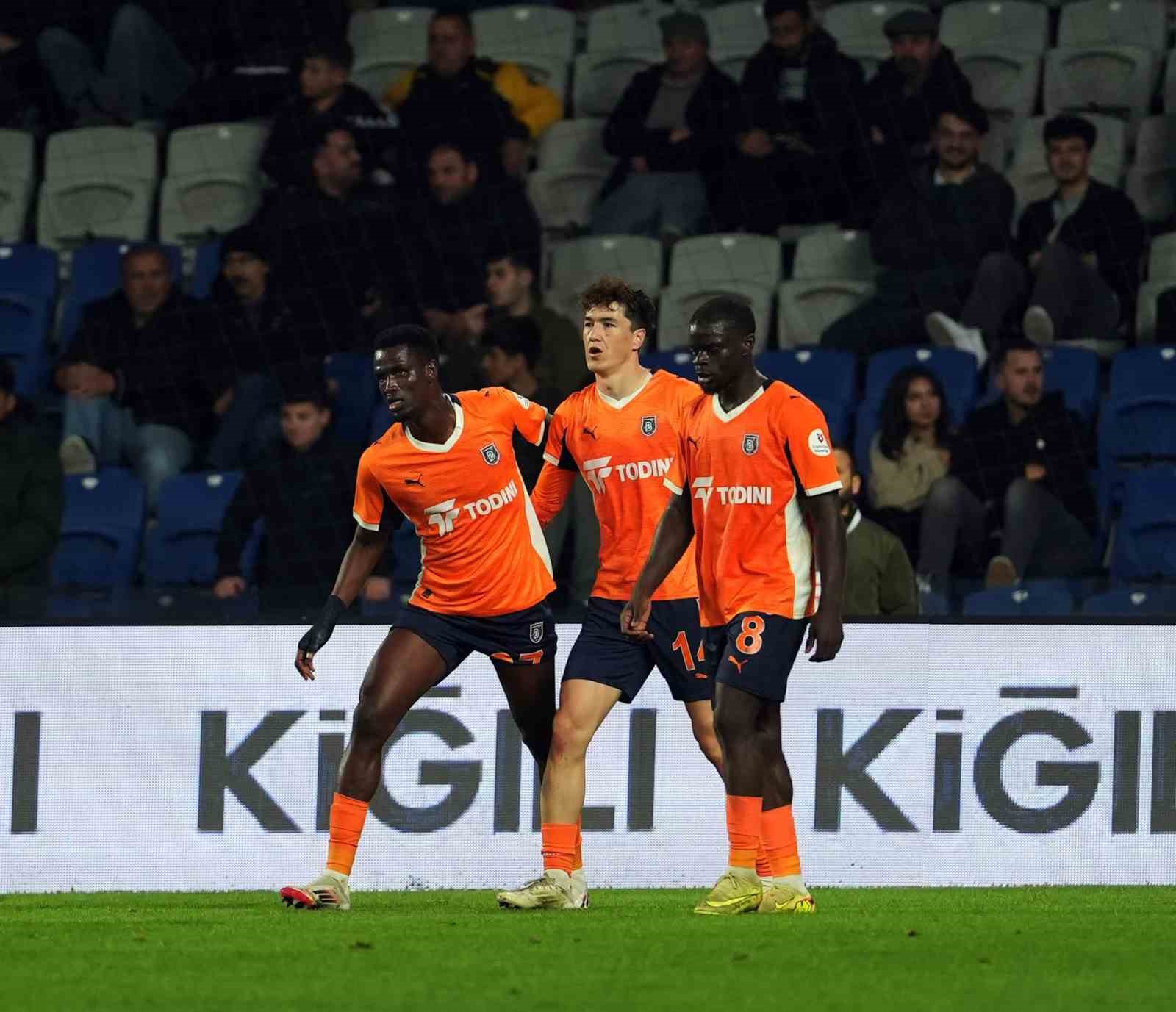 trendyol super lig rams basaksehir 2 trabzonspor 1 ilk yari 19 PsehJ9Ga