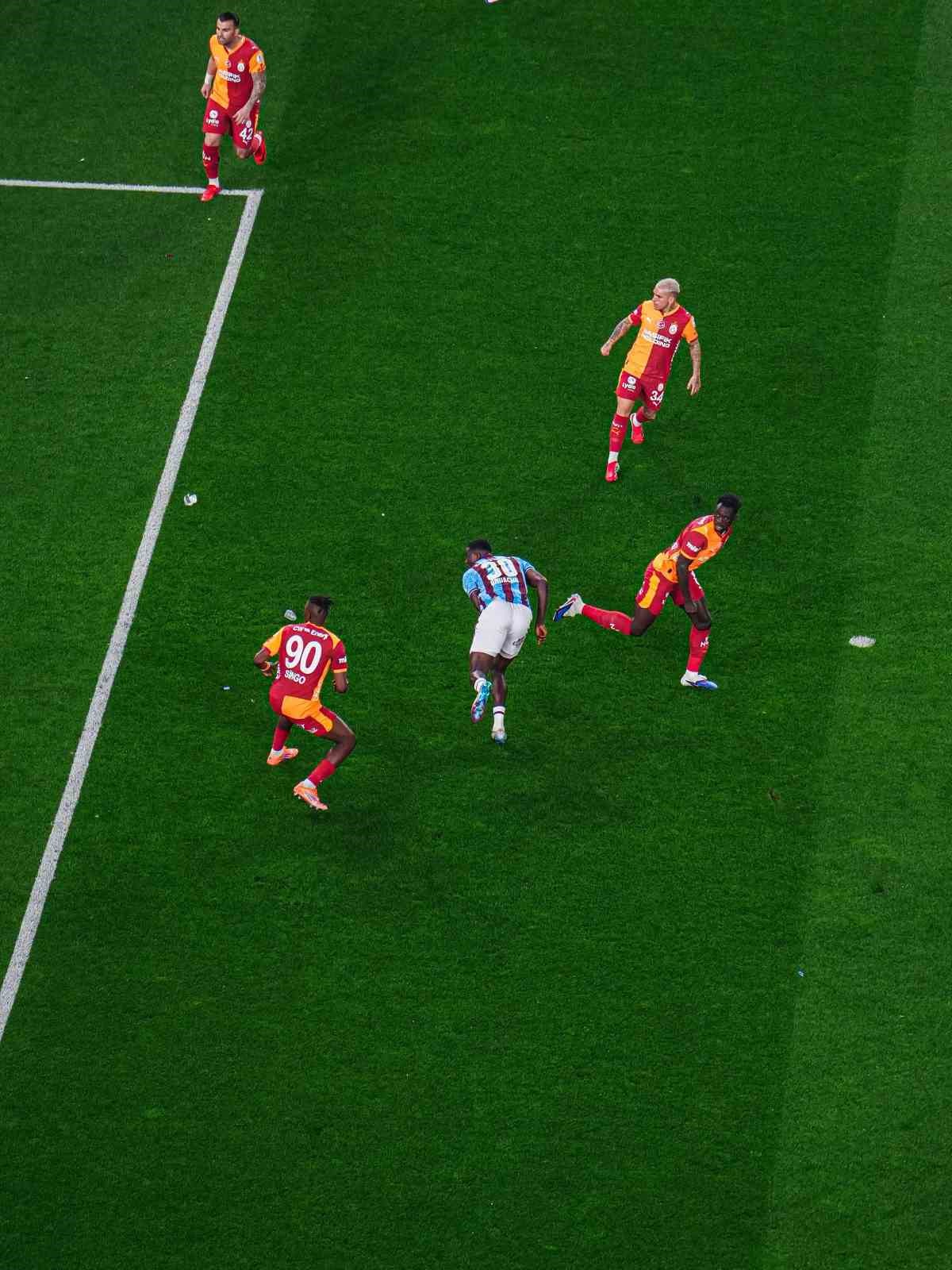 trendyol super lig trabzonspor 1 galatasaray 0 mac devam ediyor 3 QXK8sB7M