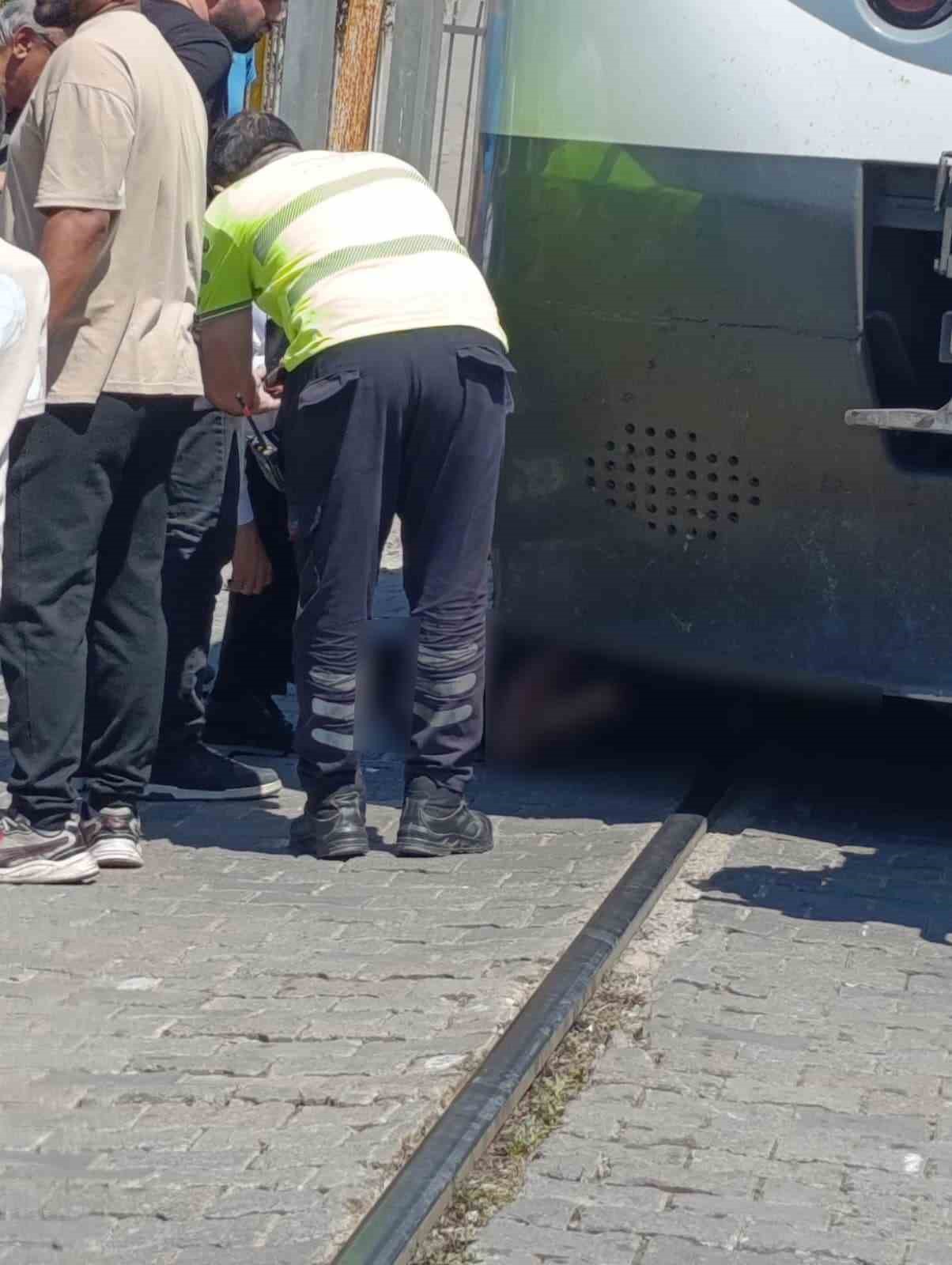 Trenin altında kalan yaya ağır yaralandı 8 trenin altinda kalan yaya agir yaralandi 4 pHm5XHTs