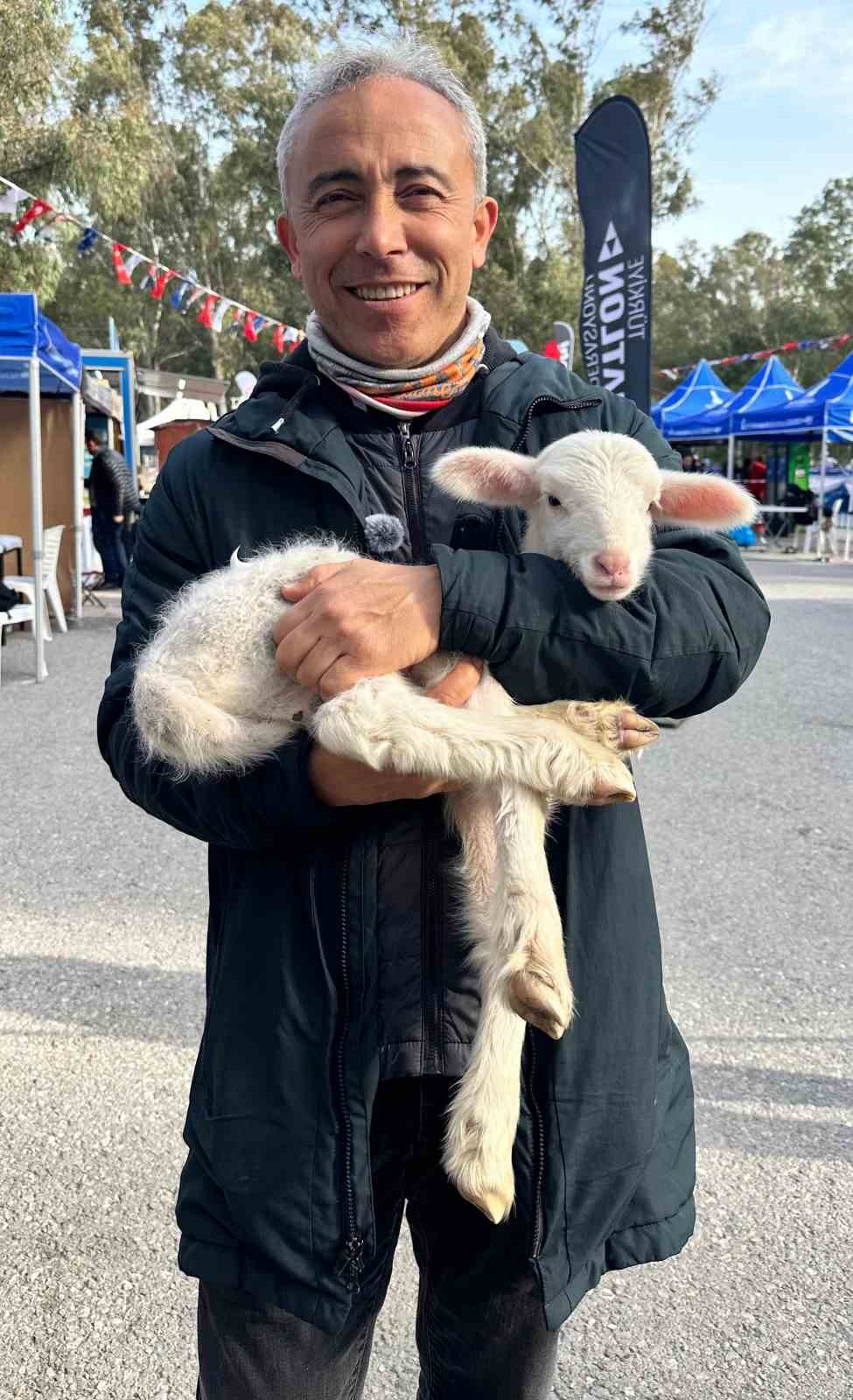 Triatlon yarışında parkura giren kuzu, renkli görüntülere neden oldu 5 triatlon yarisinda parkura giren kuzu renkli goruntulere neden oldu 1 HFsG2ZPP