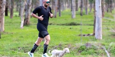 triatlon-yarisinda-parkura-giren-kuzu-renkli-goruntulere-neden-oldu-RycwwpBg.jpg