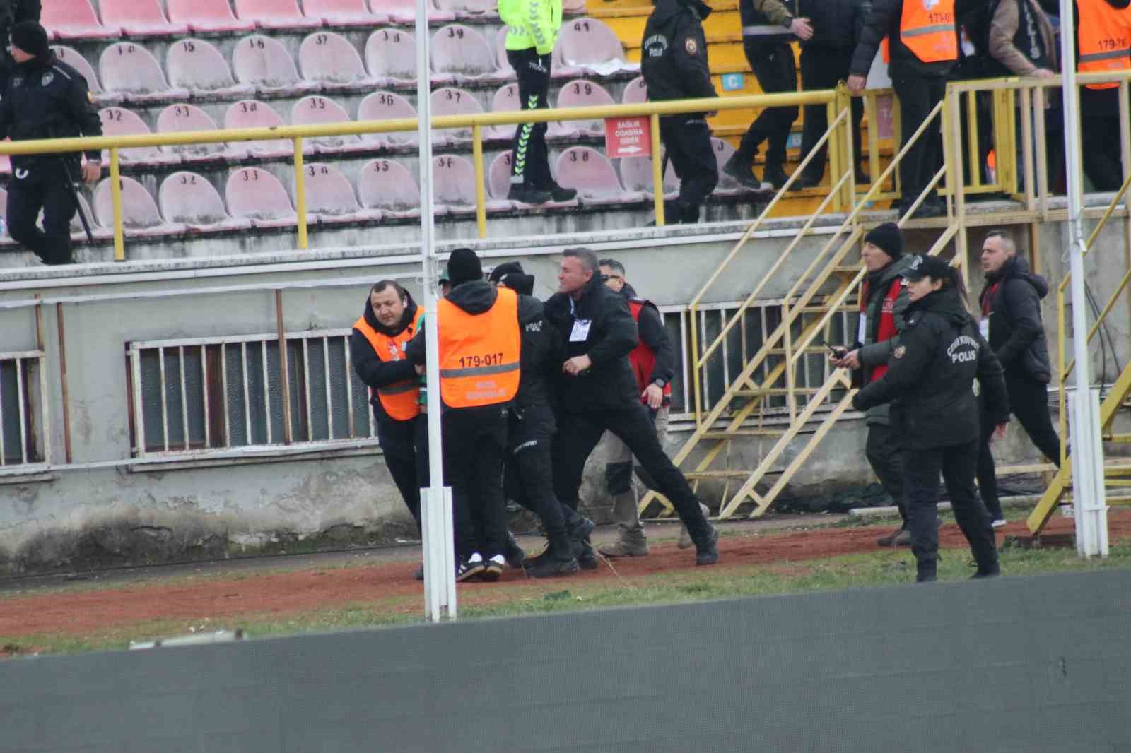 tribunden atlayan sakaryasporlu taraftarlar kelepceyle sahadan cikartildi 0 KCVNpzLP