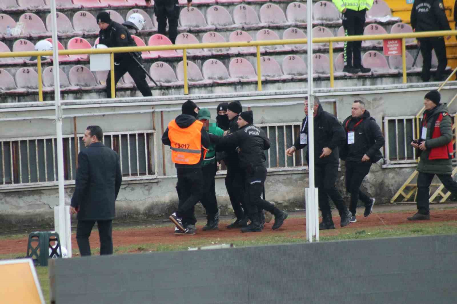 tribunden atlayan sakaryasporlu taraftarlar kelepceyle sahadan cikartildi 1 MVgVGBwC