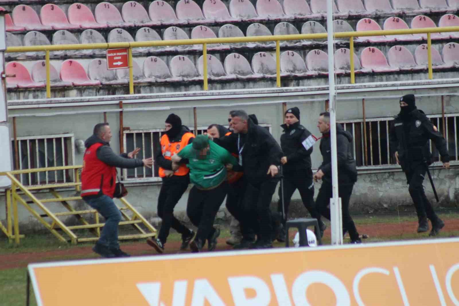 tribunden atlayan sakaryasporlu taraftarlar kelepceyle sahadan cikartildi 2 48A1FnJD