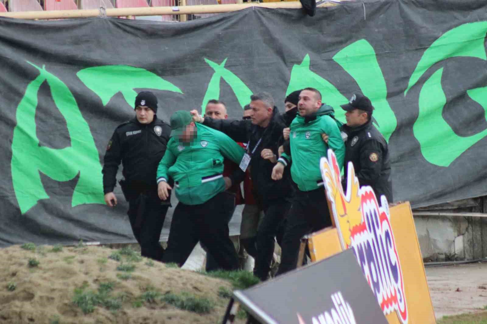 tribunden atlayan sakaryasporlu taraftarlar kelepceyle sahadan cikartildi 3 RKbCujyz