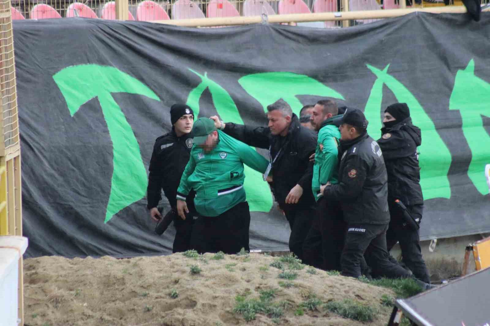 tribunden atlayan sakaryasporlu taraftarlar kelepceyle sahadan cikartildi 4 pWQ5mRCu