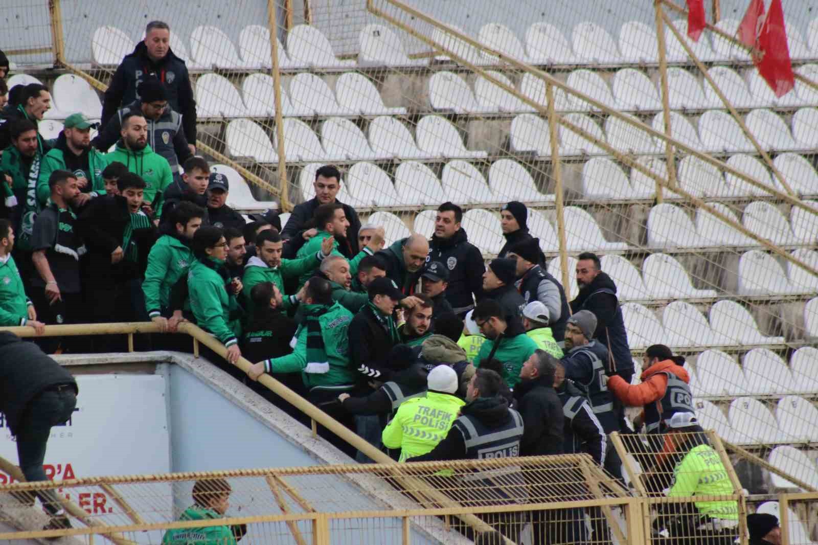 tribunden atlayan sakaryasporlu taraftarlar kelepceyle sahadan cikartildi 5 gvhmmsM1